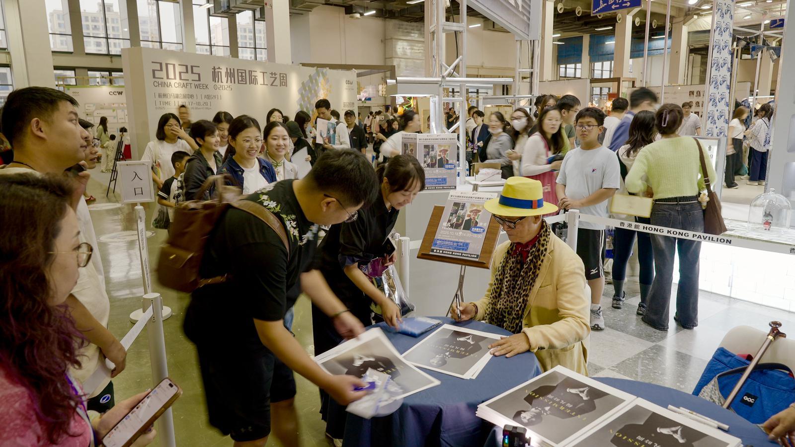 文化體育及旅遊局文創產業發展處於十月十七日至昨日（十月二十日）率領業界參與第十九屆杭州文化創意產業博覽會，並以「香港原來咁有型」為主題設立香港館。圖示導演楊凡（右一）出席簽名會。