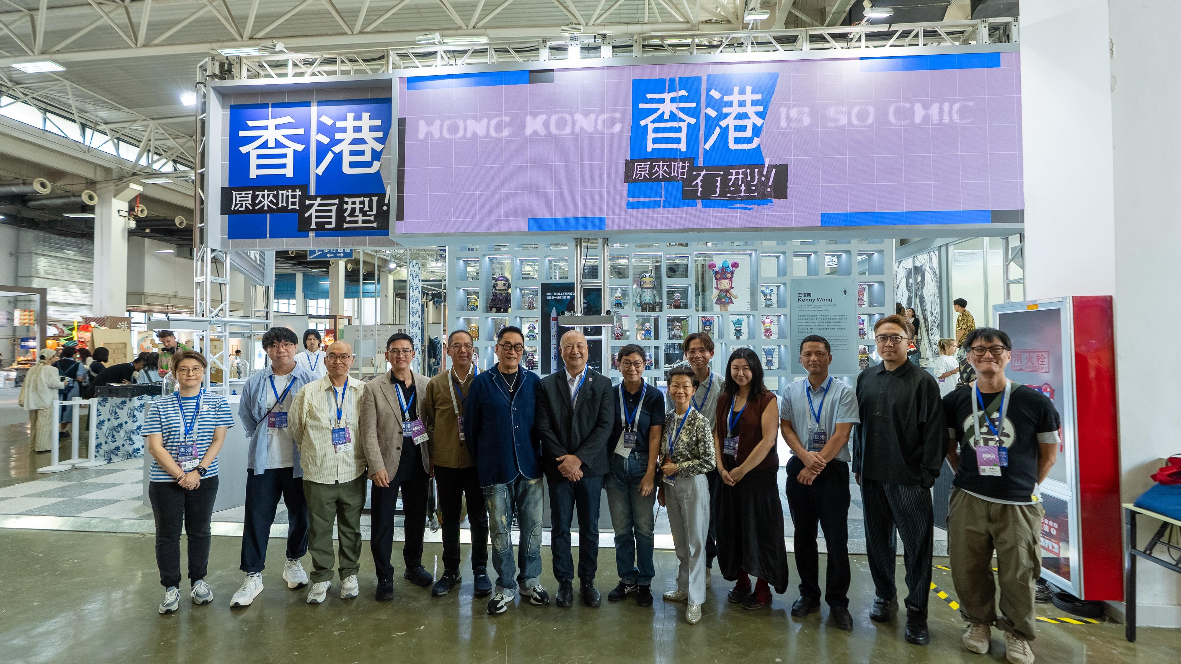 The Cultural and Creative Industries Development Agency under the Culture, Sports and Tourism Bureau led industry members to participate in the 19th Hangzhou Cultural & Creative Industry Expo which started October 17 and concluded yesterday (October 20). A Hong Kong Pavilion themed "Hong Kong is So Chic" was set up. Photo shows representatives of the implementation organisation, curators and participating artists attending the opening ceremony of the Hong Kong Pavilion.