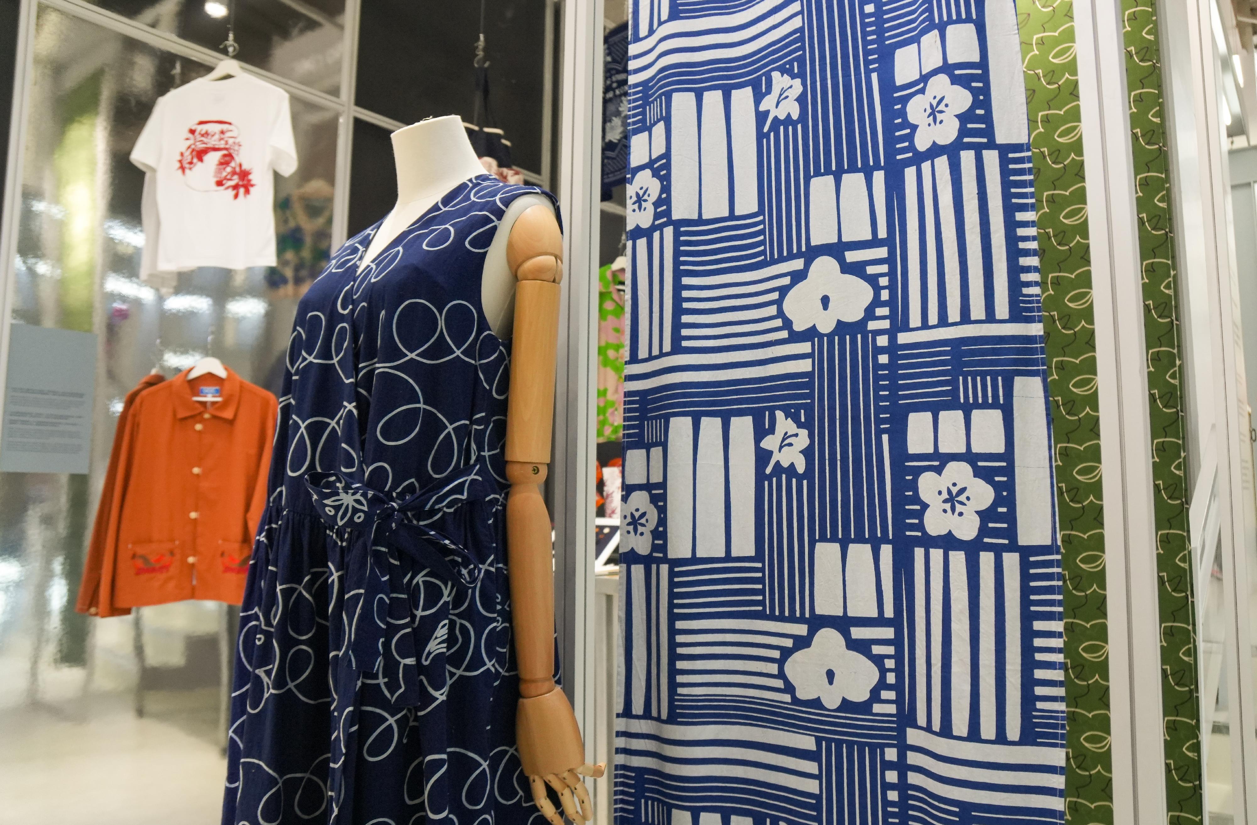 The Cultural and Creative Industries Development Agency under the Culture, Sports and Tourism Bureau led industry members to participate in the 19th Hangzhou Cultural & Creative Industry Expo which started October 17 and concluded yesterday (October 20). A Hong Kong Pavilion themed "Hong Kong is So Chic" was set up. Photo shows some of the exhibits at the Fashion and Apparel Zone.