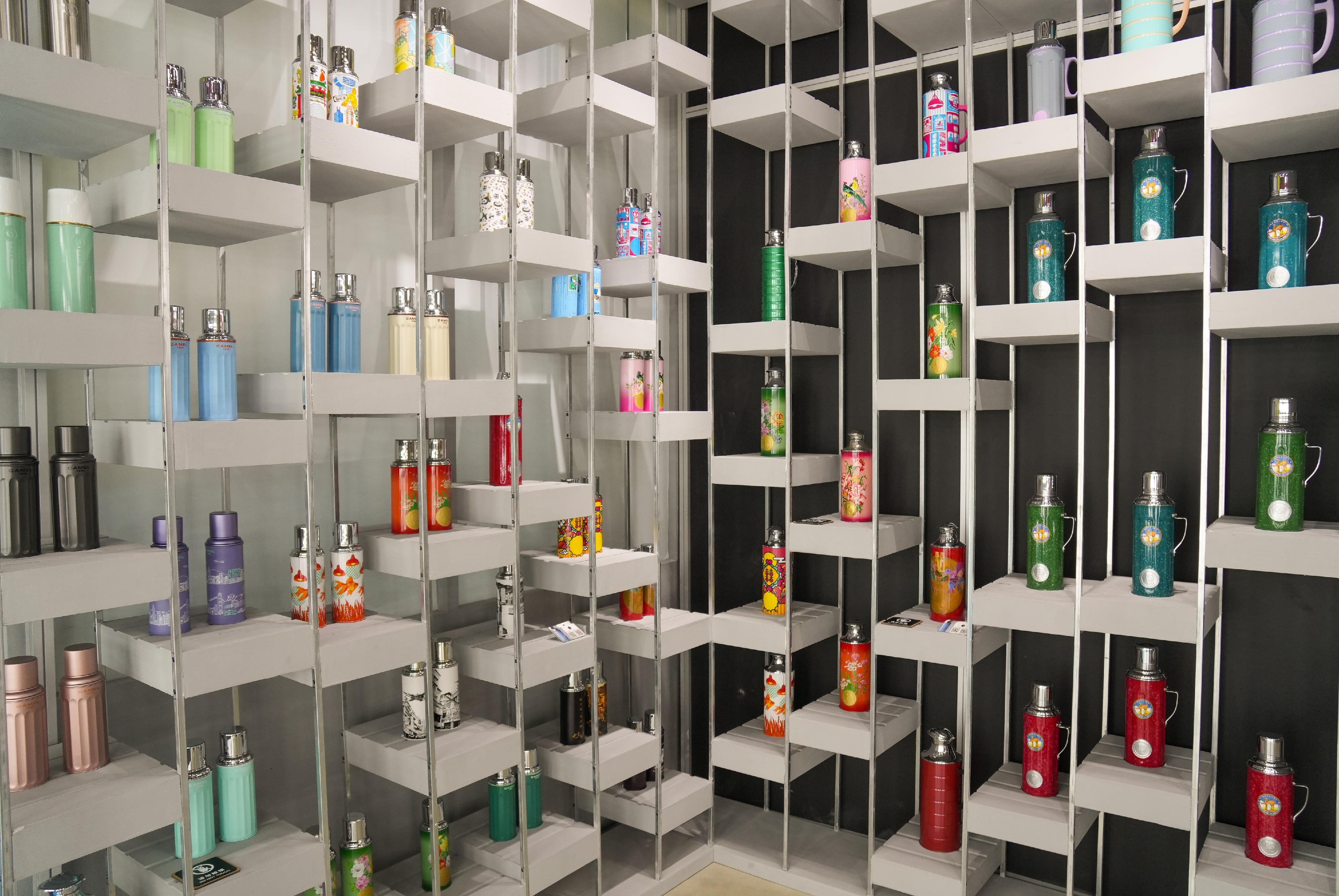 The Cultural and Creative Industries Development Agency under the Culture, Sports and Tourism Bureau led industry members to participate in the 19th Hangzhou Cultural & Creative Industry Expo which started October 17 and concluded yesterday (October 20). A Hong Kong Pavilion themed "Hong Kong is So Chic" was set up. Photo shows some of the exhibits at the Hong Kong Brands Zone.