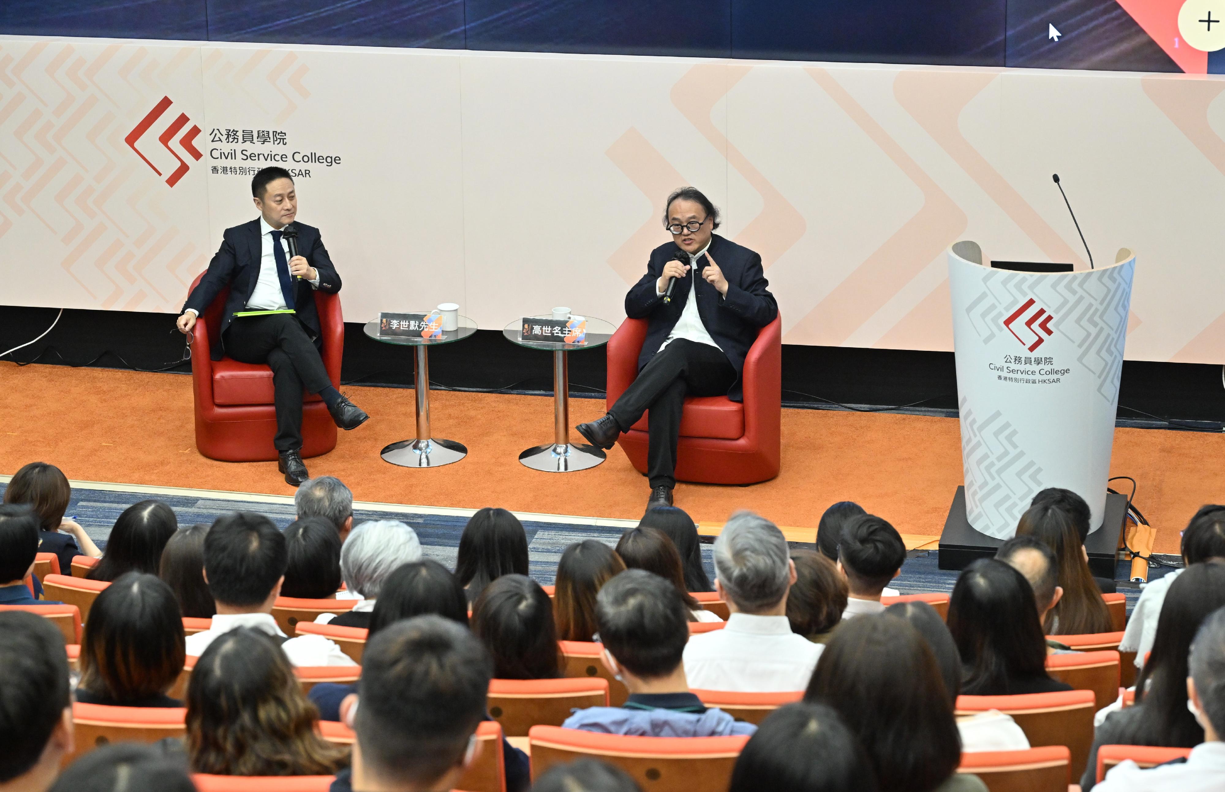 公務員學院舉辦「撮合南北：多極世界中的中國系列」講座，今日（十月二十一日）在公務員學院舉行系列的第五講，主題為「中華文化藝術的守正創新與國際傳播」。圖示主講的中國文學藝術界聯合會副主席高世名教授（右）在問答環節回答提問。旁為擔任講座主持人的復旦大學中國研究院諮詢委員會主任李世默（左）。
