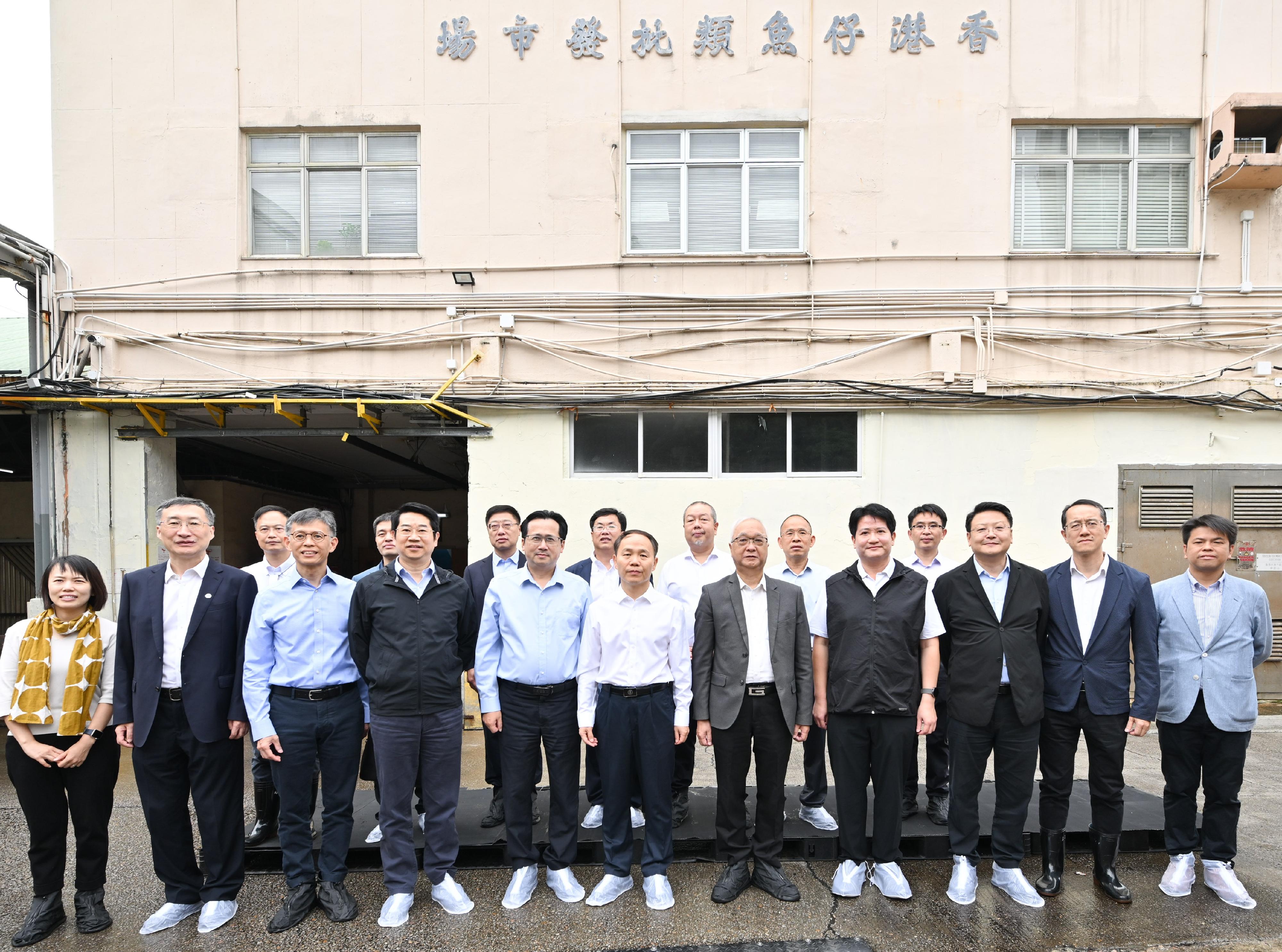 Accompanied by the Secretary for Environment and Ecology, Mr Tse Chin-wan (front row, fifth right), and the Director of Agriculture, Fisheries and Conservation, Mr Mickey Lai (front row, third left), a delegation led by Vice Minister of Agriculture and Rural Affairs Mr Zhang Zhili (front row, centre) today (October 21) visited the Aberdeen Wholesale Fish Market under the Fish Marketing Organization to understand the production and wholesale of fisheries products in the Hong Kong Special Administrative Region and to exchange views on the development of agriculture and fisheries in both places.