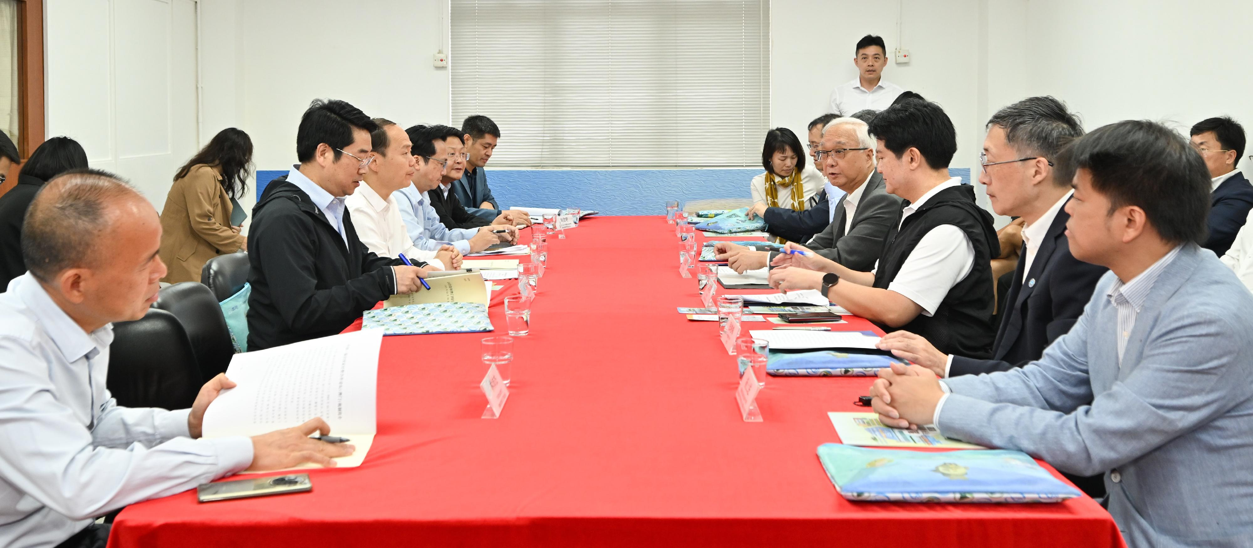 Accompanied by the Secretary for Environment and Ecology, Mr Tse Chin-wan (fourth right), a delegation led by Vice Minister of Agriculture and Rural Affairs Mr Zhang Zhili (third left) today (October 21) visited the Aberdeen Wholesale Fish Market under the Fish Marketing Organization to understand the production and wholesale of fisheries products in the Hong Kong Special Administrative Region. Photo shows both sides exchanging views on the development of agriculture and fisheries in both places after the visit.