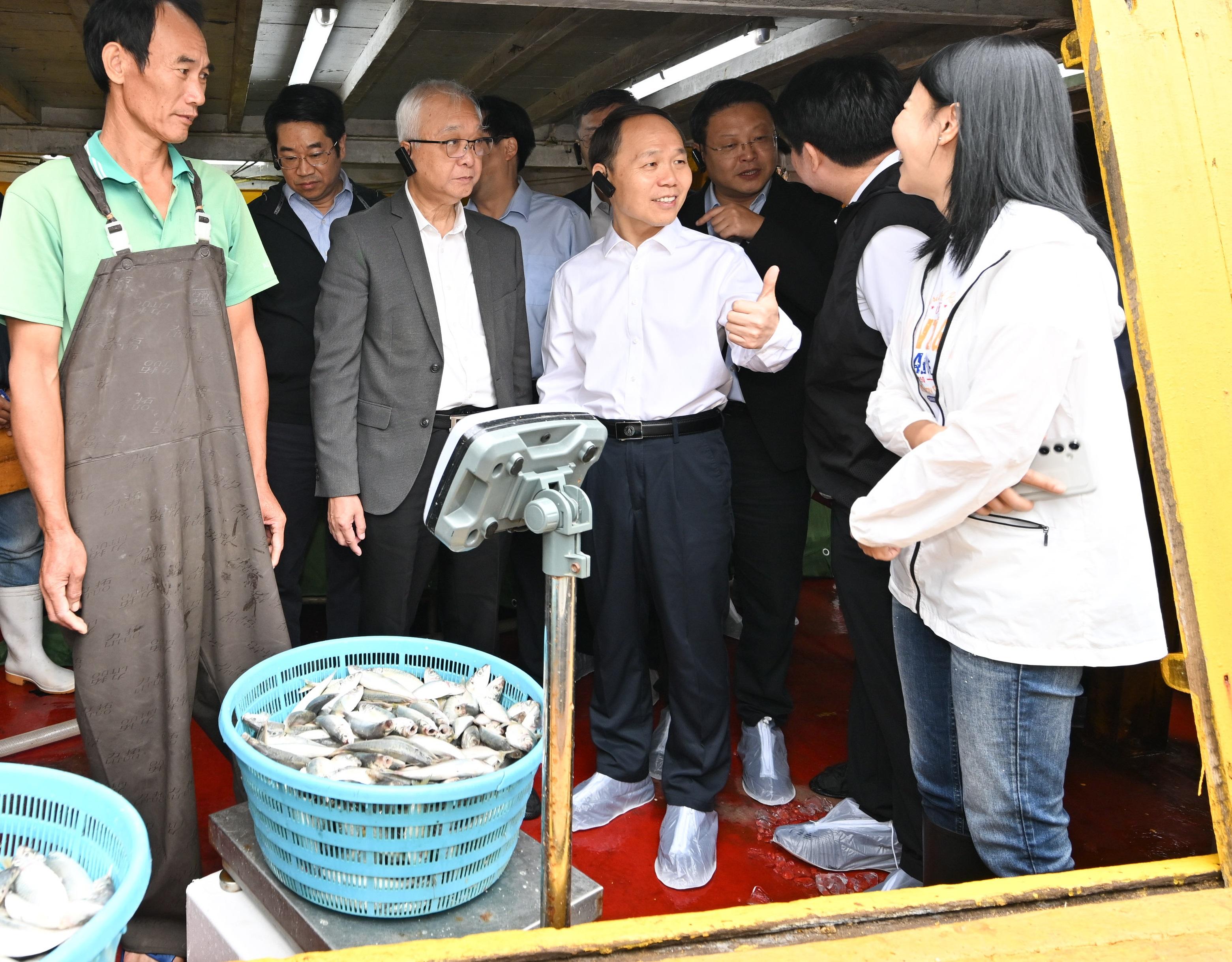 Accompanied by the Secretary for Environment and Ecology, Mr Tse Chin-wan (third left), a delegation led by Vice Minister of Agriculture and Rural Affairs Mr Zhang Zhili (fourth left) today (October 21) visited the Aberdeen Wholesale Fish Market under the Fish Marketing Organization to inspect the landing and sale of catches.