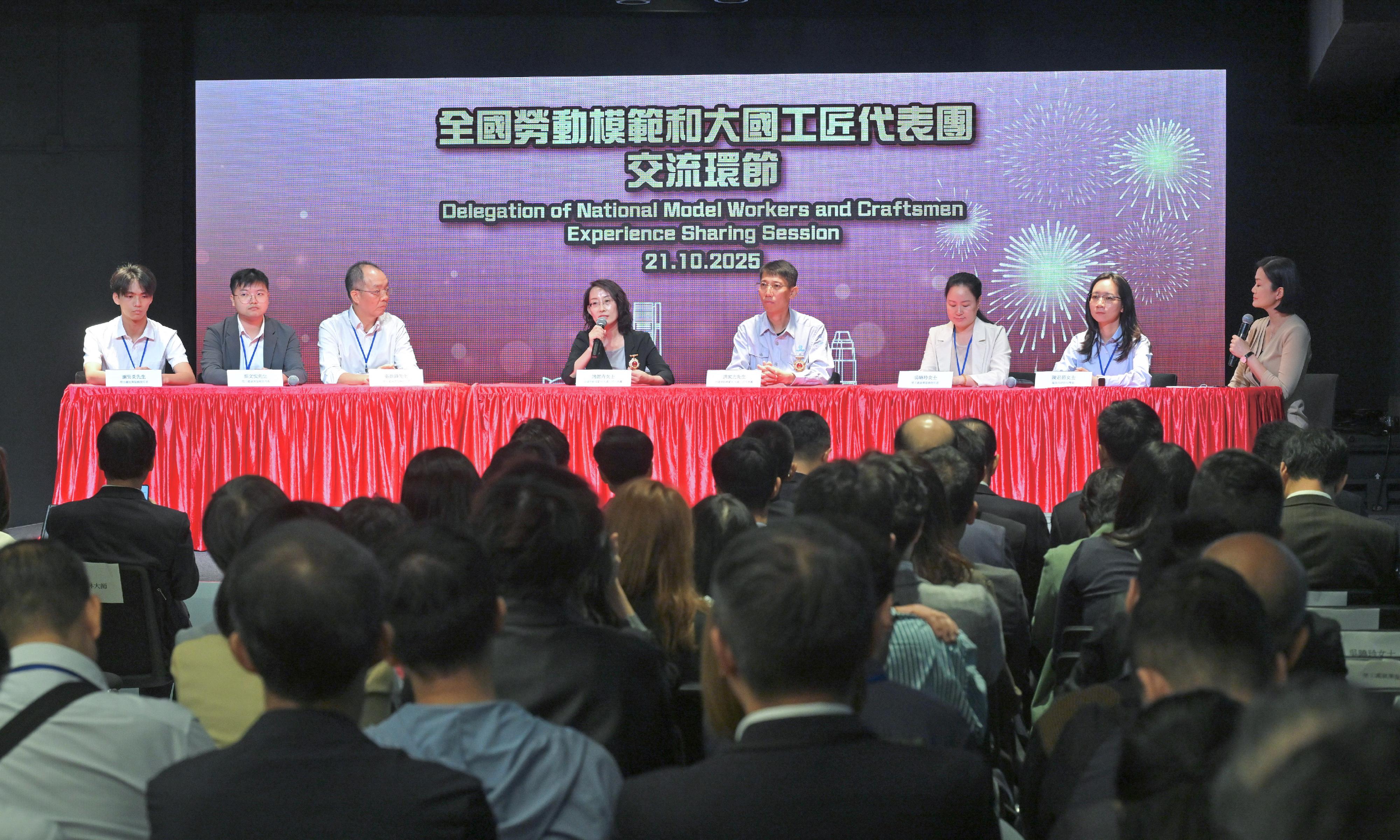 The Delegation of National Model Workers and Craftsmen continued its visit to Hong Kong today (October 21), exchanging views and interacting with major local labour organisations, employees and representatives from various sectors. Photo shows members of the delegation, Mr Hong Jiaguang (fourth right) and Ms Zhu Yiqing (fourth left), exchanging views with clients of the Labour Department's employment services and a trainee from the Employees Retraining Board.