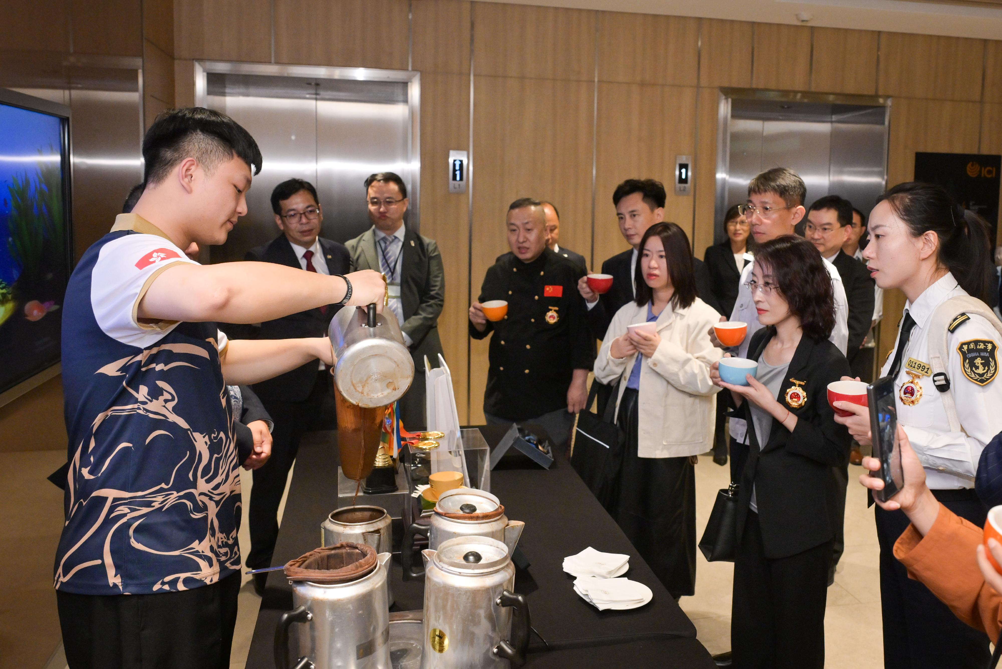 The Delegation of National Model Workers and Craftsmen continued its visit to Hong Kong today (October 21), exchanging views and interacting with major local labour organisations, employees and representatives from various sectors. Photo shows members of the delegation visiting the International Culinary Institute under the Vocational Training Council and watching a demonstration of milk tea preparation.