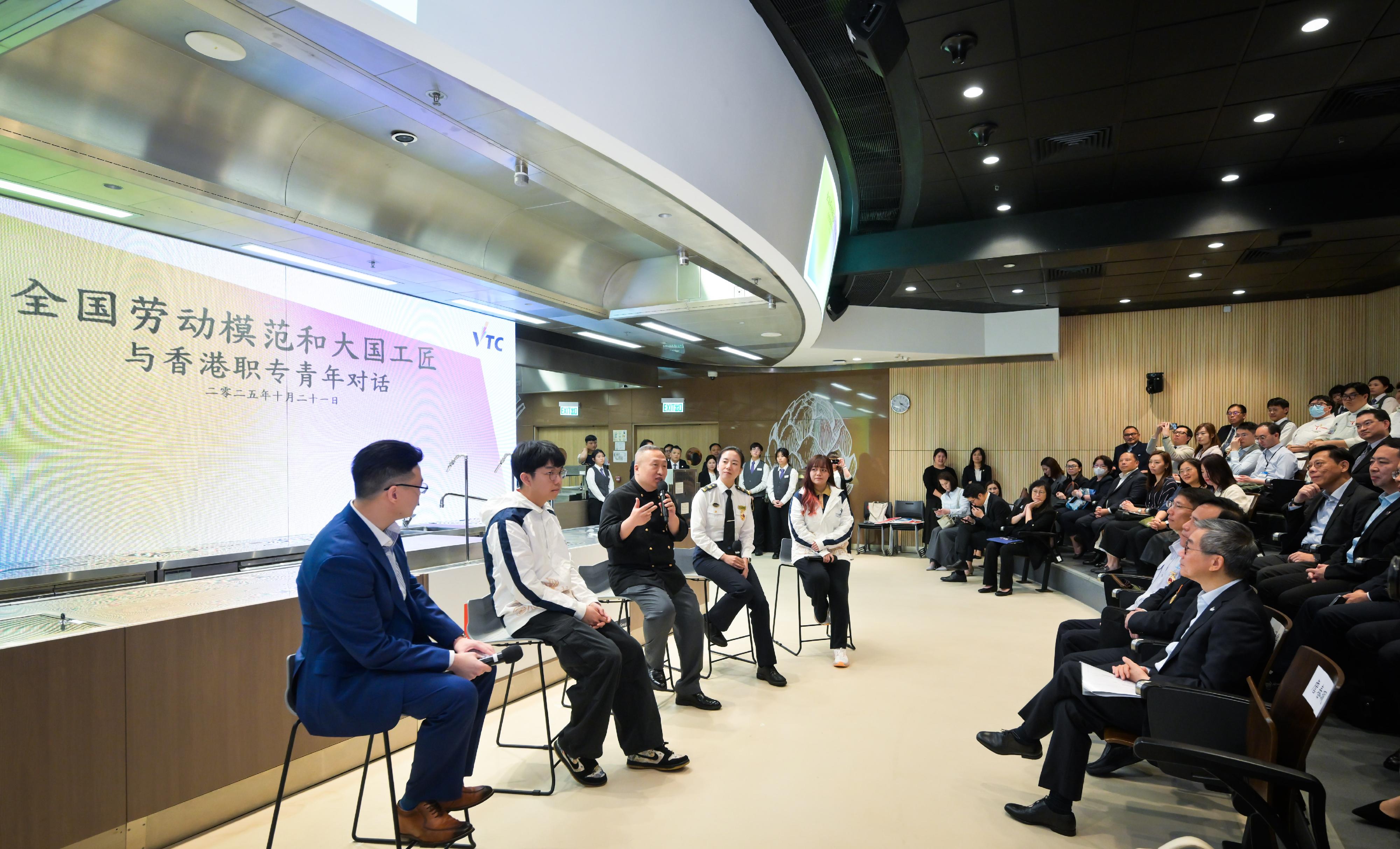 The Delegation of National Model Workers and Craftsmen continued its visit to Hong Kong today (October 21), exchanging views and interacting with major local labour organisations, employees and representatives from various sectors. Photo shows members of the delegation, Mr Liu Zhong (third left) and Ms Zhan Chunpei (fourth left), visiting the International Culinary Institute under the Vocational Training Council and engaging in exchanges with trainees.