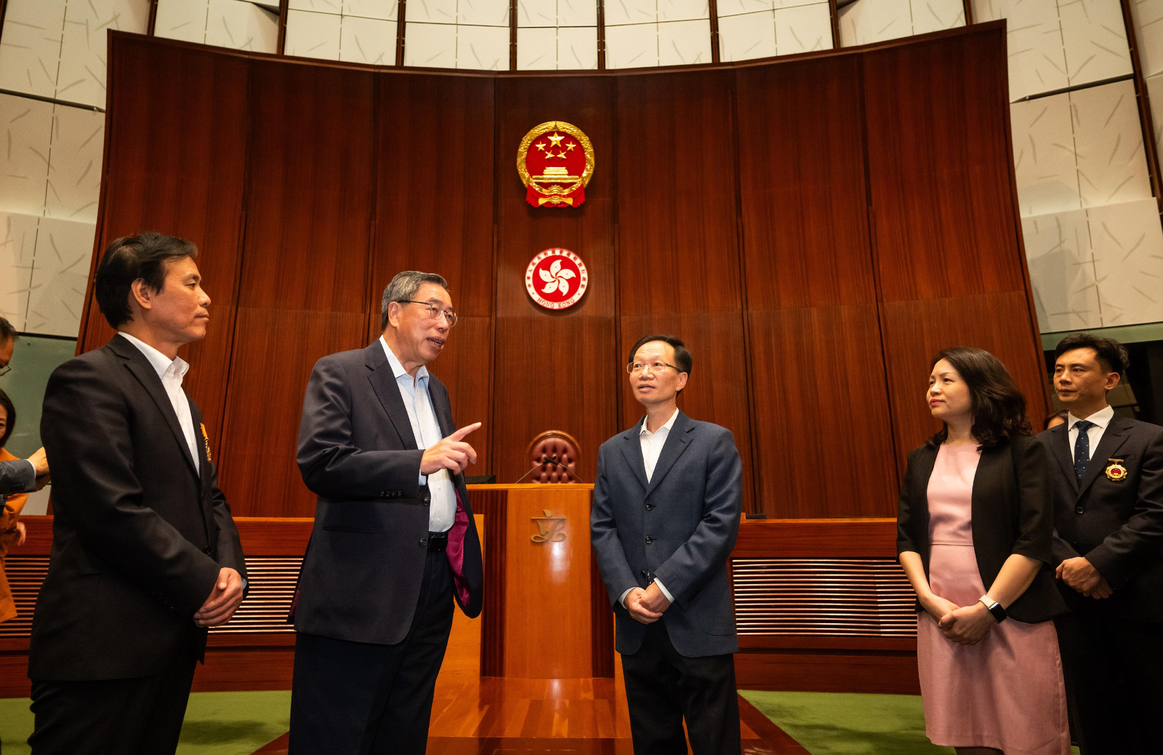 The Delegation of National Model Workers and Craftsmen continued its visit to Hong Kong today (October 21), exchanging views and interacting with major local labour organisations, employees and representatives from various sectors. Photo shows the leader of the delegation and Vice Chairman of the All-China Federation of Trade Unions, Mr Wei Dichun (centre) and other members of the delegation touring the Legislative Council (LegCo) Complex, accompanied by the President of the LegCo, Mr Andrew Leung (second left), and the Secretary General of the LegCo Secretariat, Ms Dora Wai (second right).