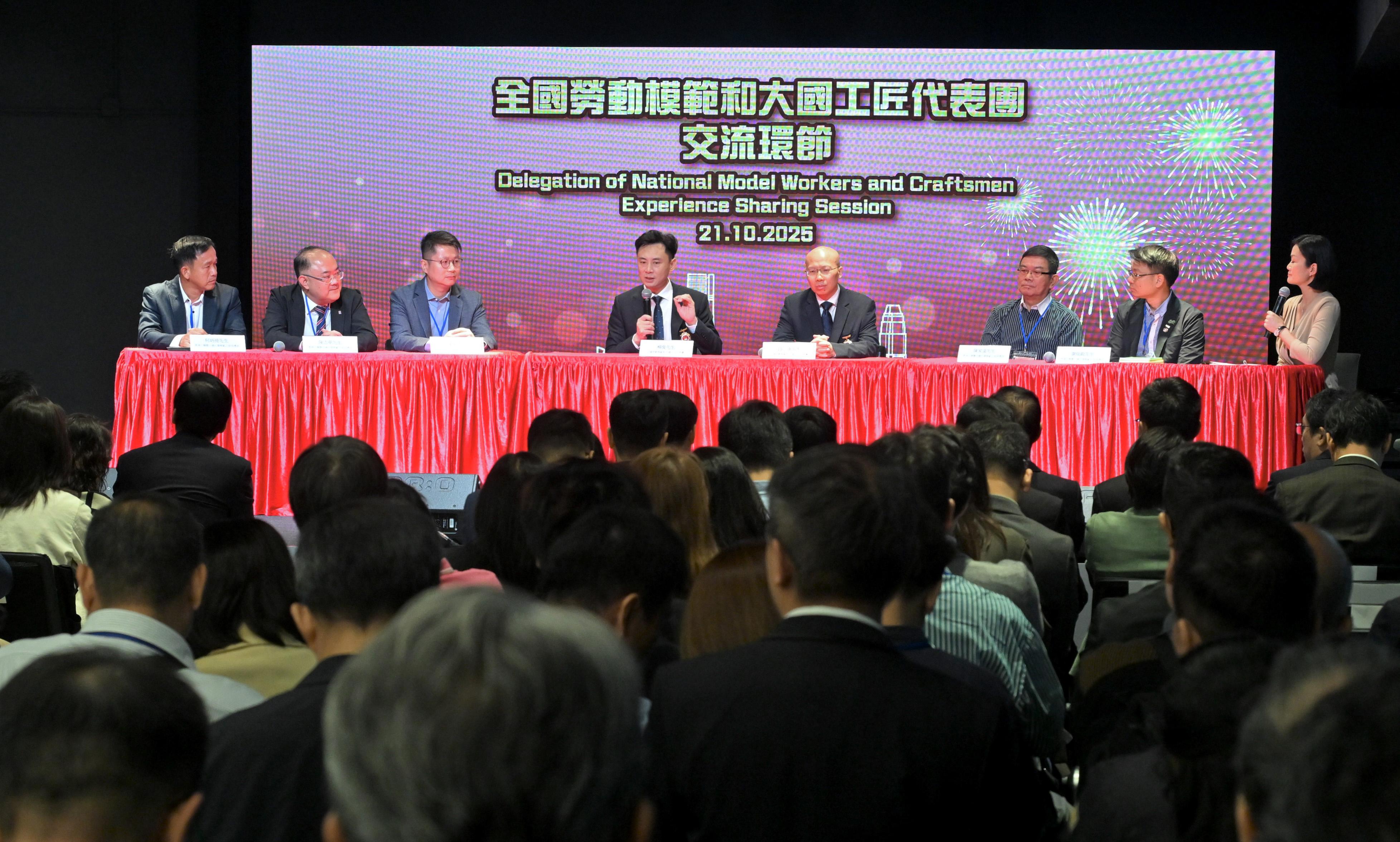 全國勞動模範和大國工匠代表團今日（十月二十一日）繼續訪港行程，與本港主要勞工團體、僱員及各界人士互動交流。圖示代表團成員段江南（右四）和楊俊（左四）與香港工會聯合會行業模範之星得獎者交流。