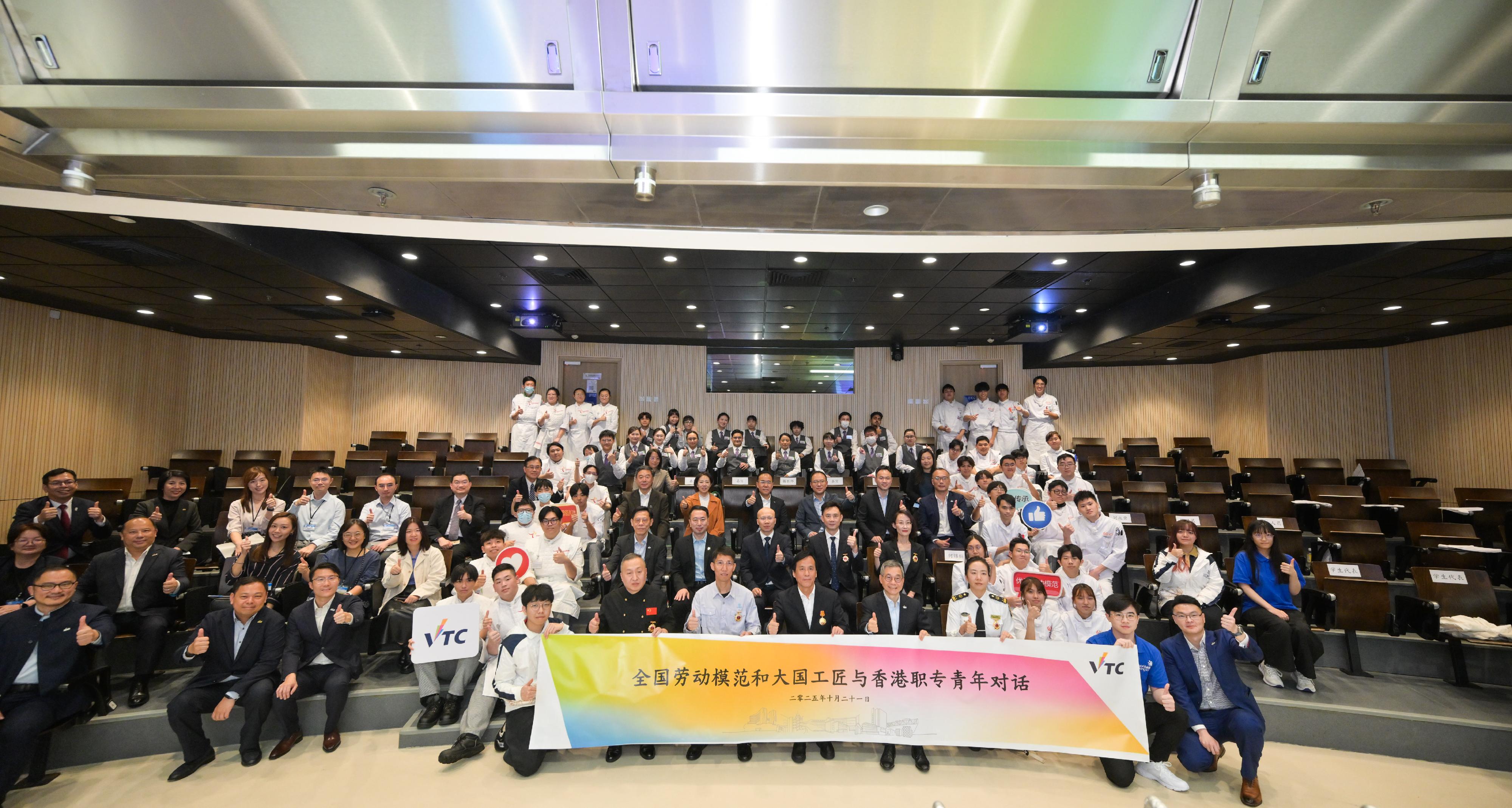 全國勞動模範和大國工匠代表團今日（十月二十一日）繼續訪港行程，與本港主要勞工團體、僱員及各界人士互動交流。圖示代表團到訪職業訓練局轄下的國際廚藝學院。