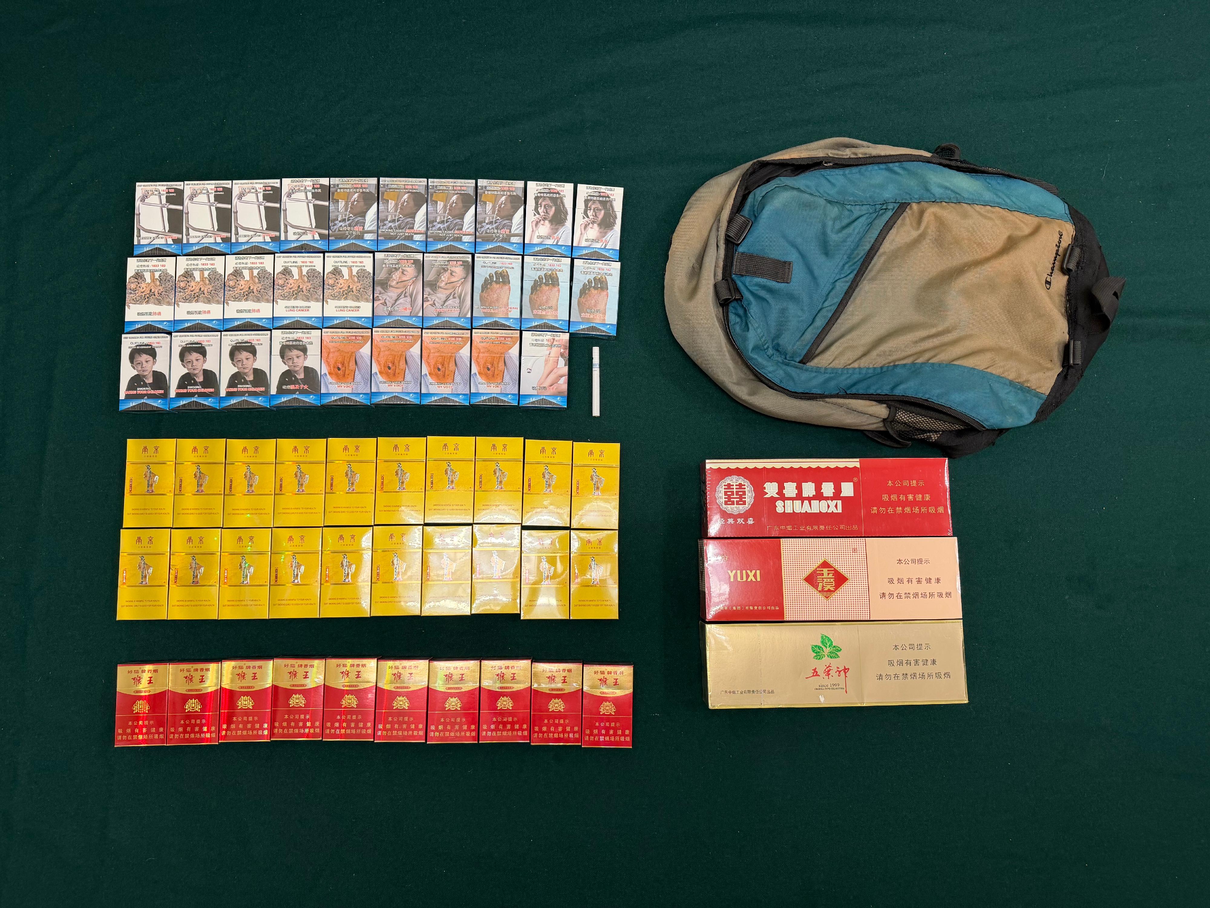 一名入境旅客因管有未完稅香煙和未有向海關人員作出申報，違反《應課稅品條例》，今日（十月二十一日）在粉嶺裁判法院被判處監禁六星期。圖示檢獲的未完稅香煙。