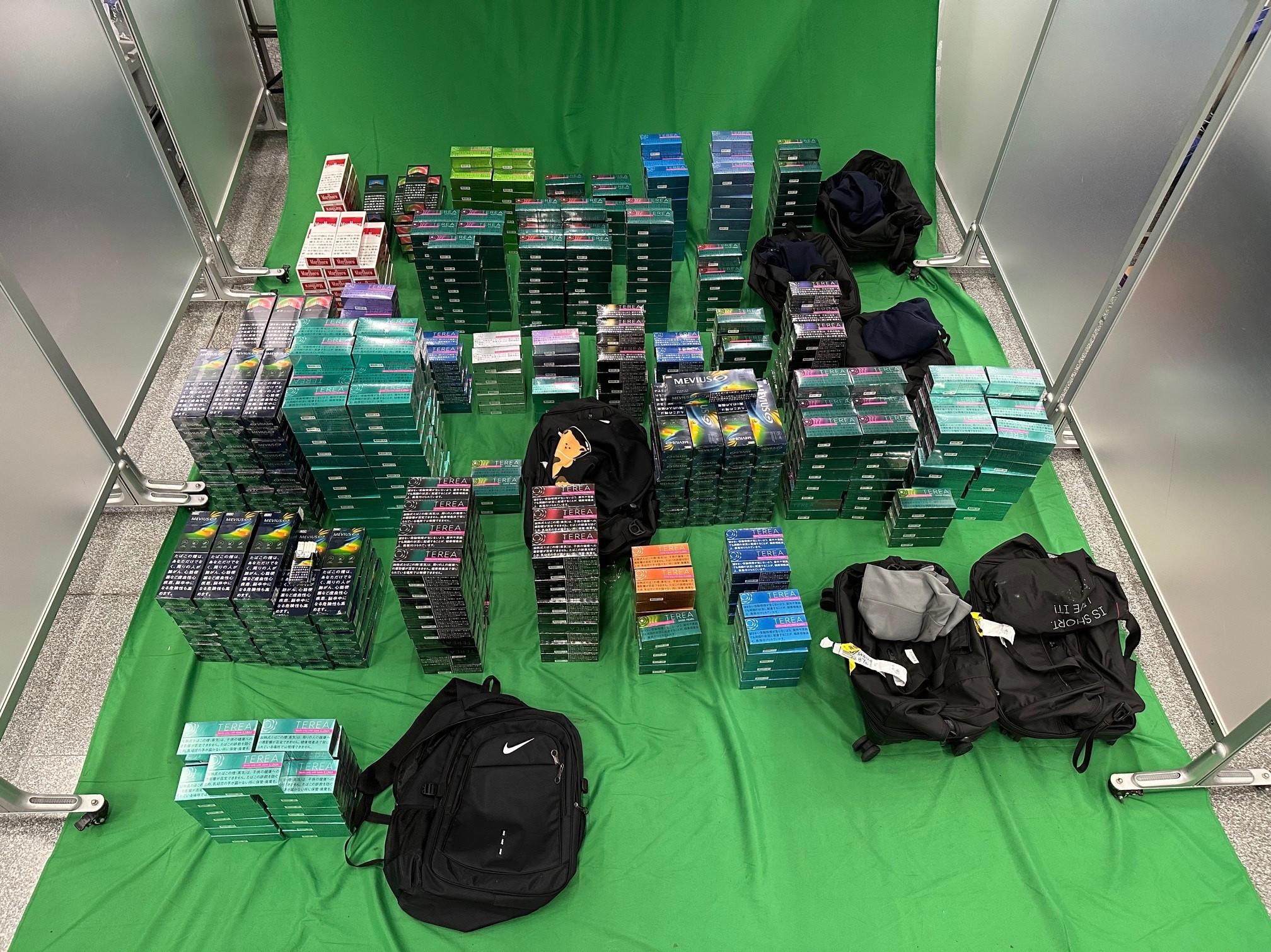 一名入境旅客因進口未完稅香煙，未有向海關人員作出申報，以及進口另類吸煙產品，違反《應課稅品條例》和《進出口條例》，今日（十月二十一日）在西九龍裁判法院被判處監禁十個月，以及罰款一千元。圖示檢獲的未完稅香煙和進口另類吸煙產品。