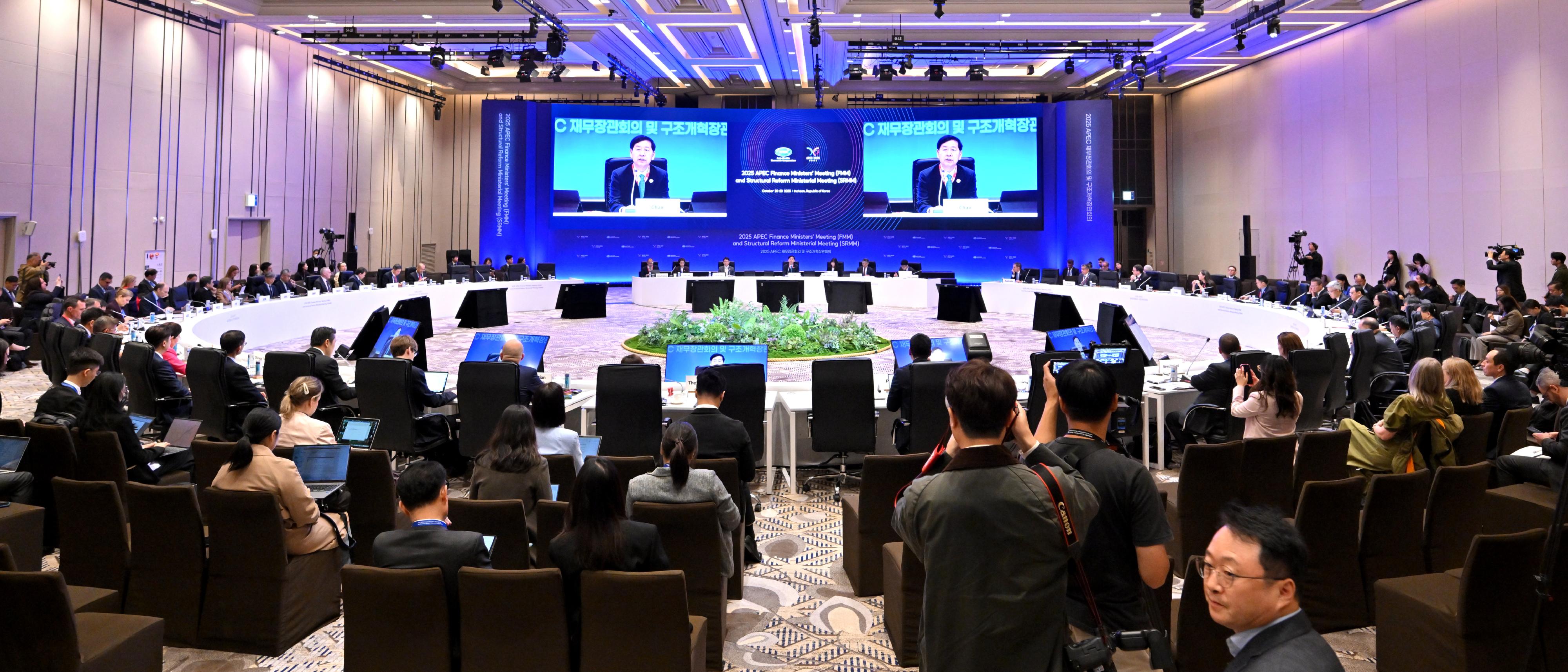 The Financial Secretary, Mr Paul Chan, attended the Asia-Pacific Economic Cooperation Finance Ministers' Meeting in Incheon, Korea, today (October 21). Photo shows the meeting in progress.