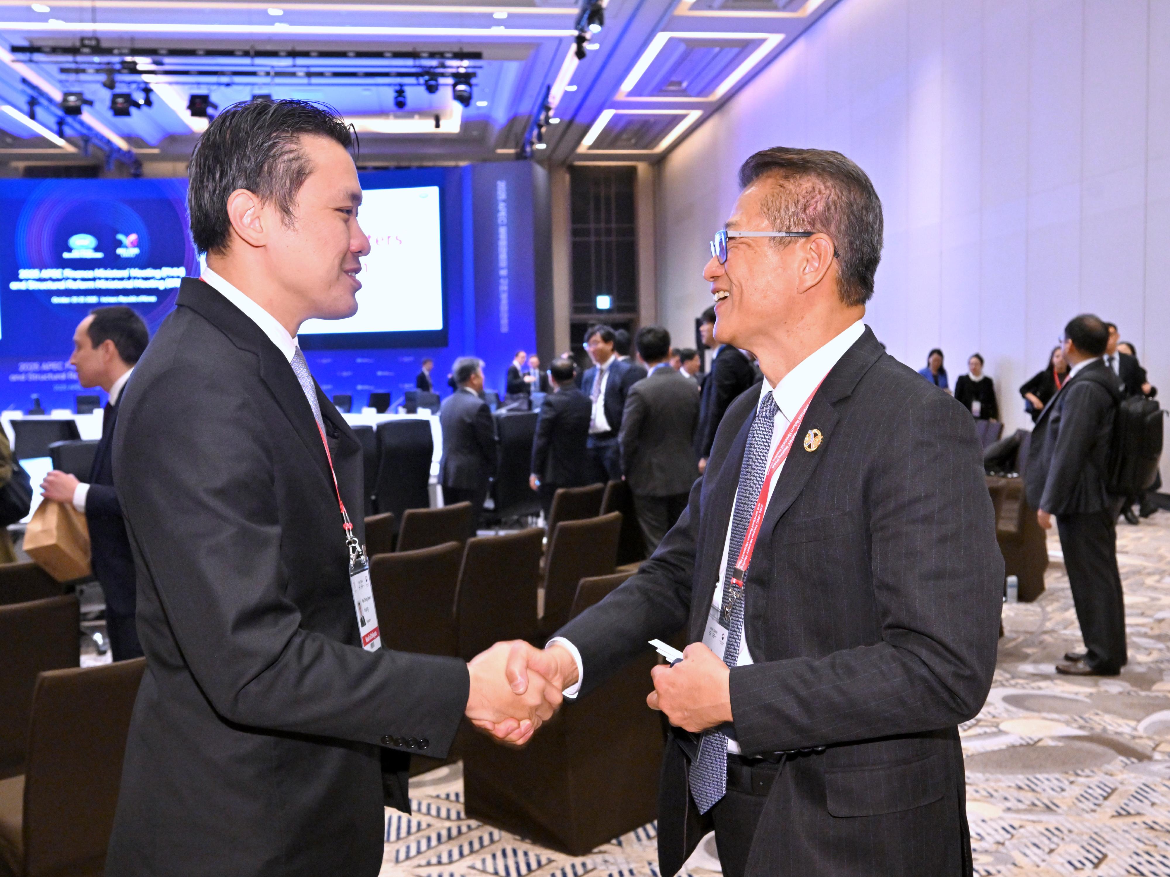 The Financial Secretary, Mr Paul Chan, attended the Asia-Pacific Economic Cooperation Finance Ministers' Meeting in Incheon, Korea, today (October 21). Photo shows Mr Chan (right) conversing with representatives of other member economies at the meeting.