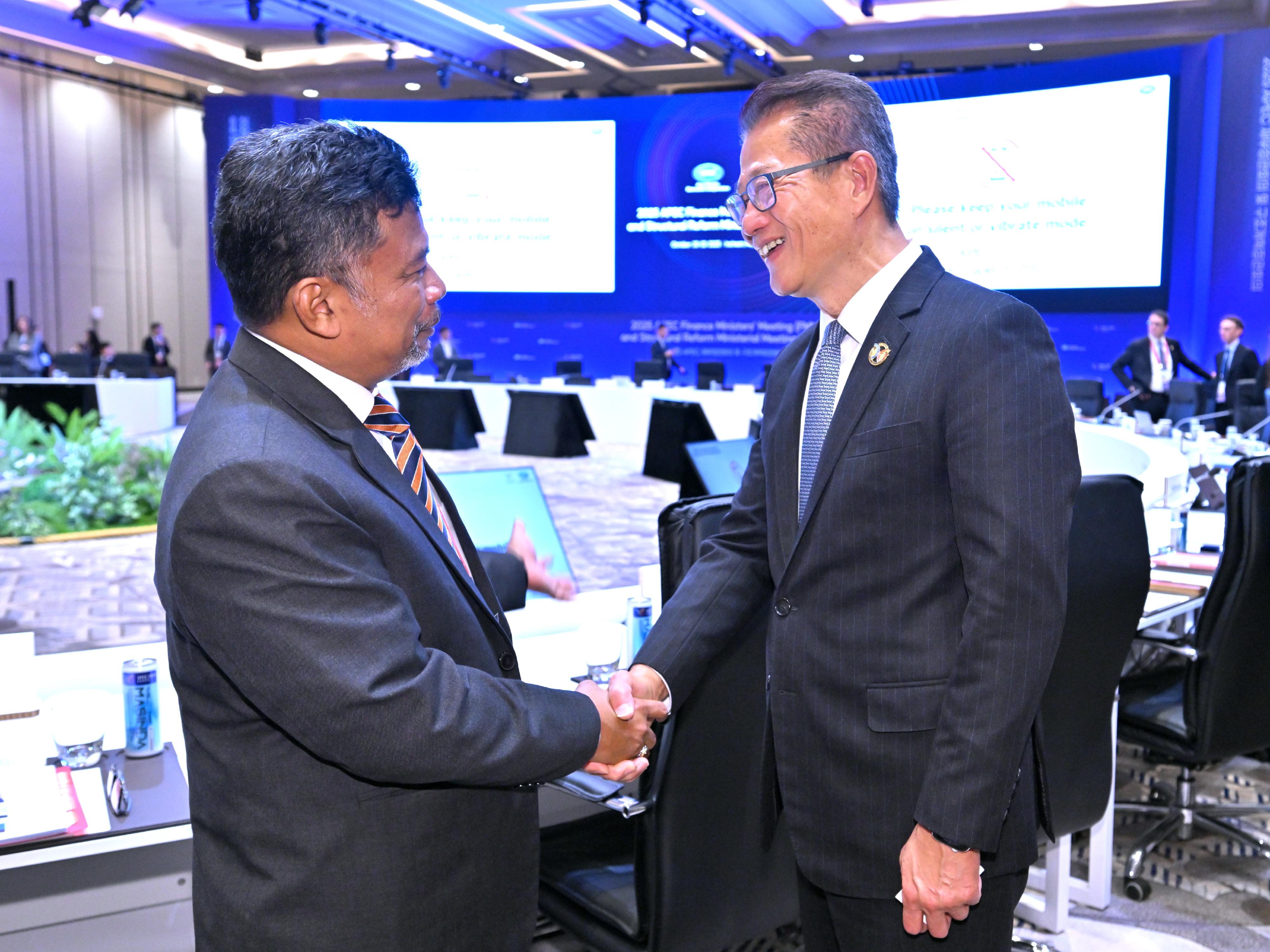 The Financial Secretary, Mr Paul Chan, attended the Asia-Pacific Economic Cooperation Finance Ministers' Meeting in Incheon, Korea, today (October 21). Photo shows Mr Chan (right) conversing with representatives of other member economies at the meeting.