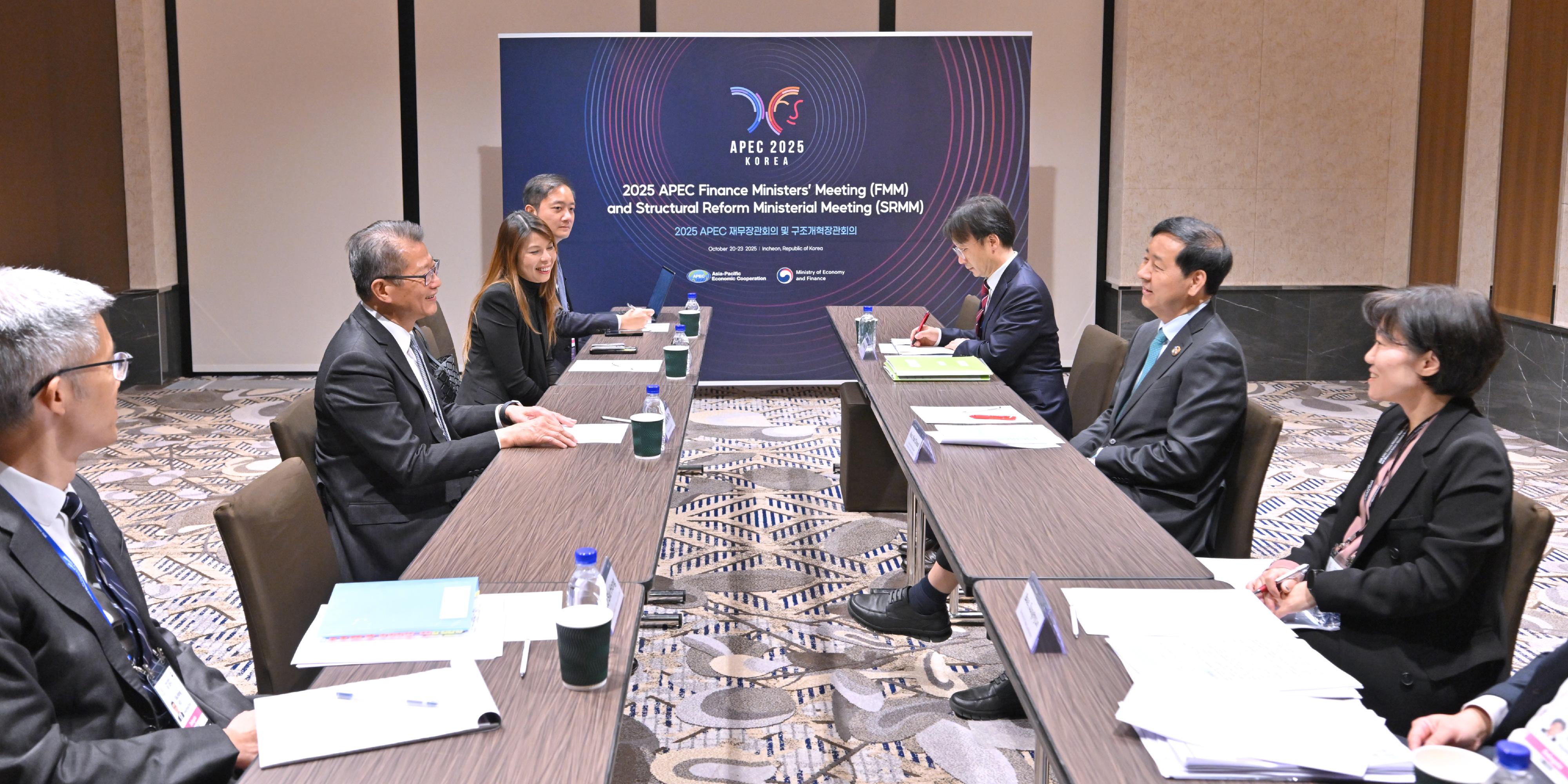 The Financial Secretary, Mr Paul Chan, attended the Asia-Pacific Economic Cooperation Finance Ministers' Meeting in Incheon, Korea, today (October 21). Photo shows Mr Chan (second left) meeting with the Chair of the Meeting, Deputy Prime Minister and Minister of Economy and Finance of the Republic of Korea, Mr Koo Yun-cheol (second right).