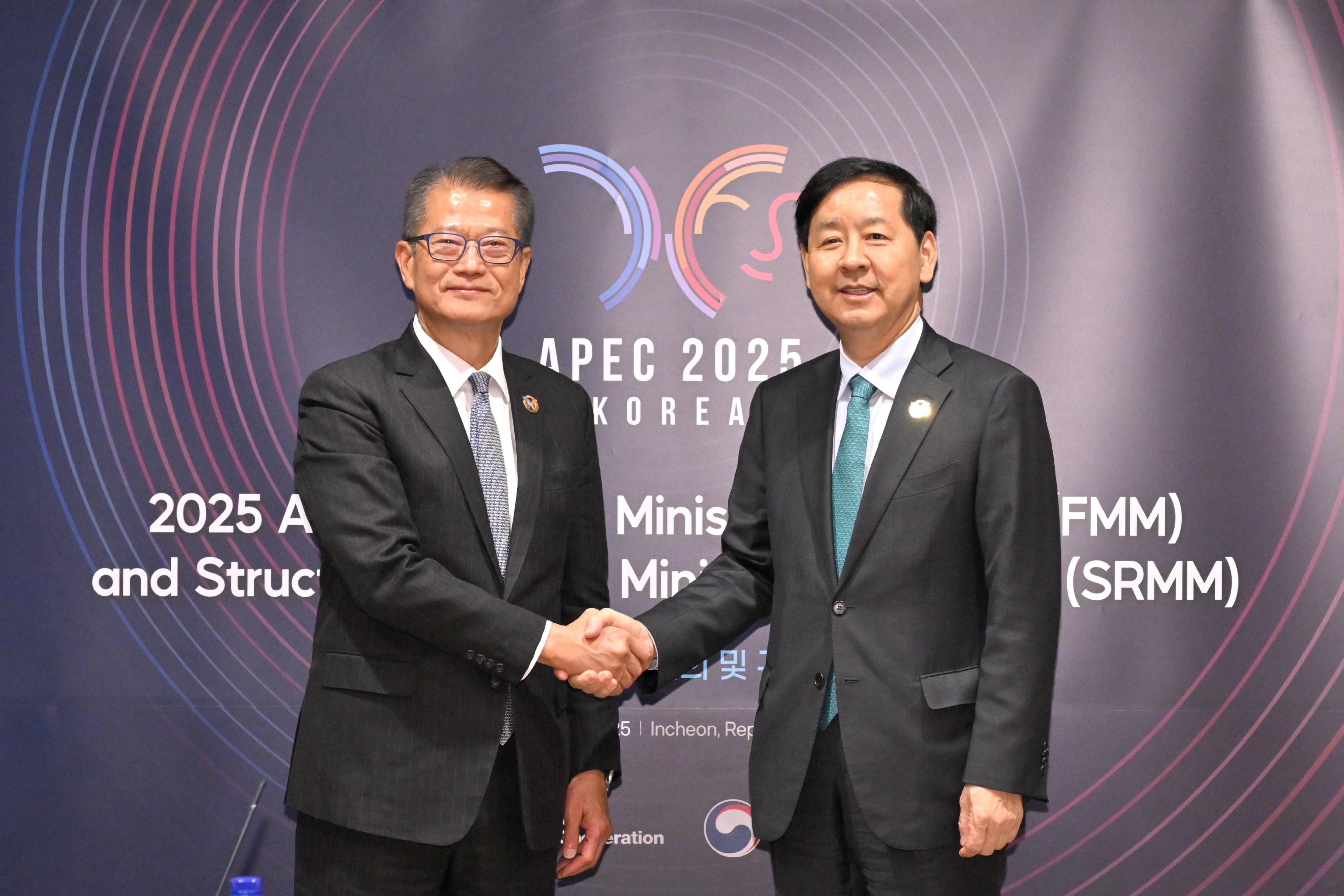 The Financial Secretary, Mr Paul Chan, attended the Asia-Pacific Economic Cooperation Finance Ministers' Meeting in Incheon, Korea, today (October 21). Photo shows Mr Chan (left) meeting with the Chair of the Meeting, Deputy Prime Minister and Minister of Economy and Finance of the Republic of Korea, Mr Koo Yun-cheol (right).