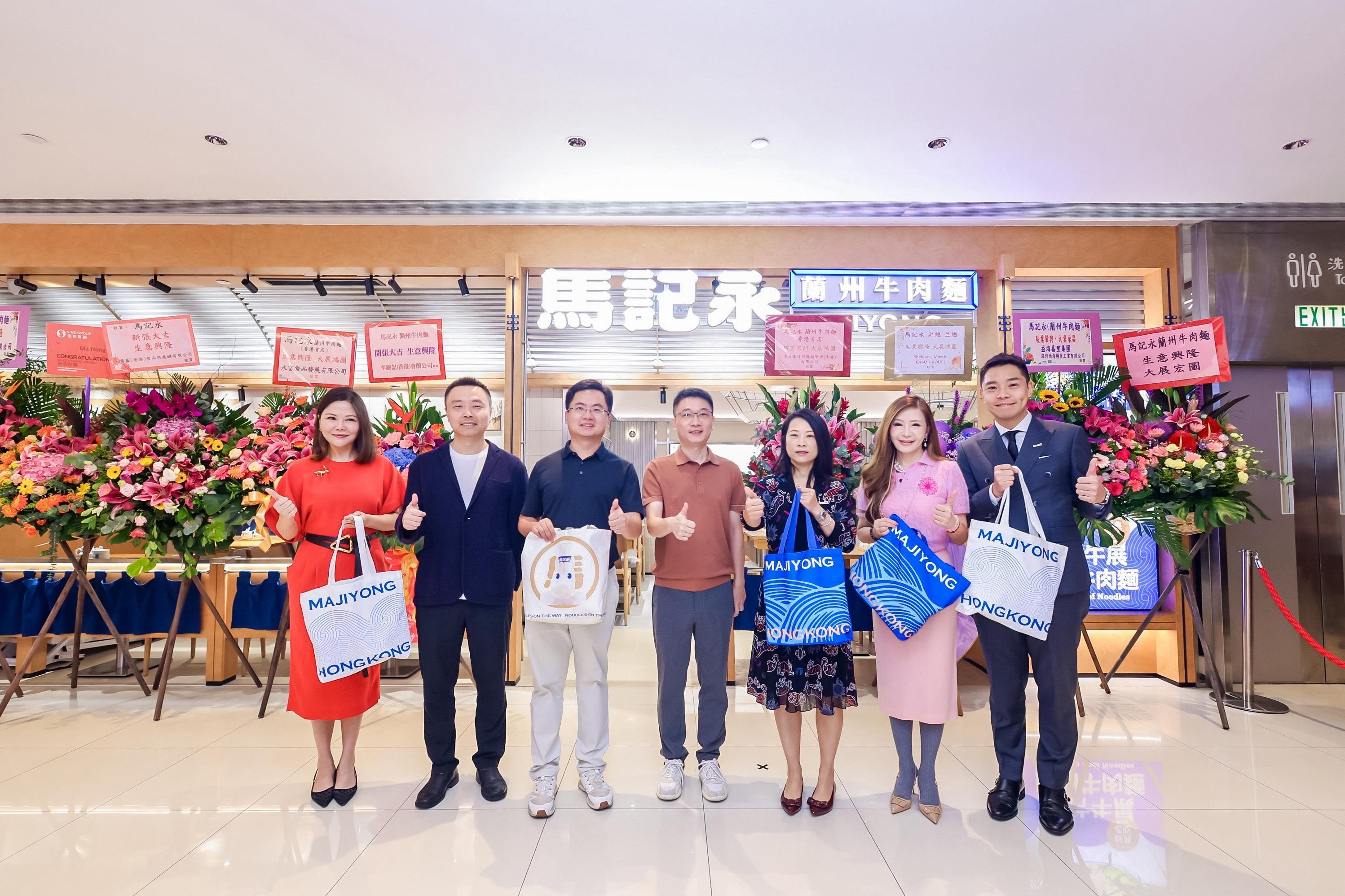 投資推廣署（投資署）宣布，內地的蘭州牛肉麵品牌馬記永在香港開設的首家境外門店今日（十月二十二日）正式開幕，標誌著品牌正式藉香港邁向國際市場，是品牌擴展國際業務的重要里程碑。圖示馬記永聯合創始人蘭文亮（左二）、馬記永創始人洪磊（中）、投資署總裁（旅遊及款待）黃思敏（右三）及投資署高級副總裁（旅遊及款待）侯銘輝（右一）。