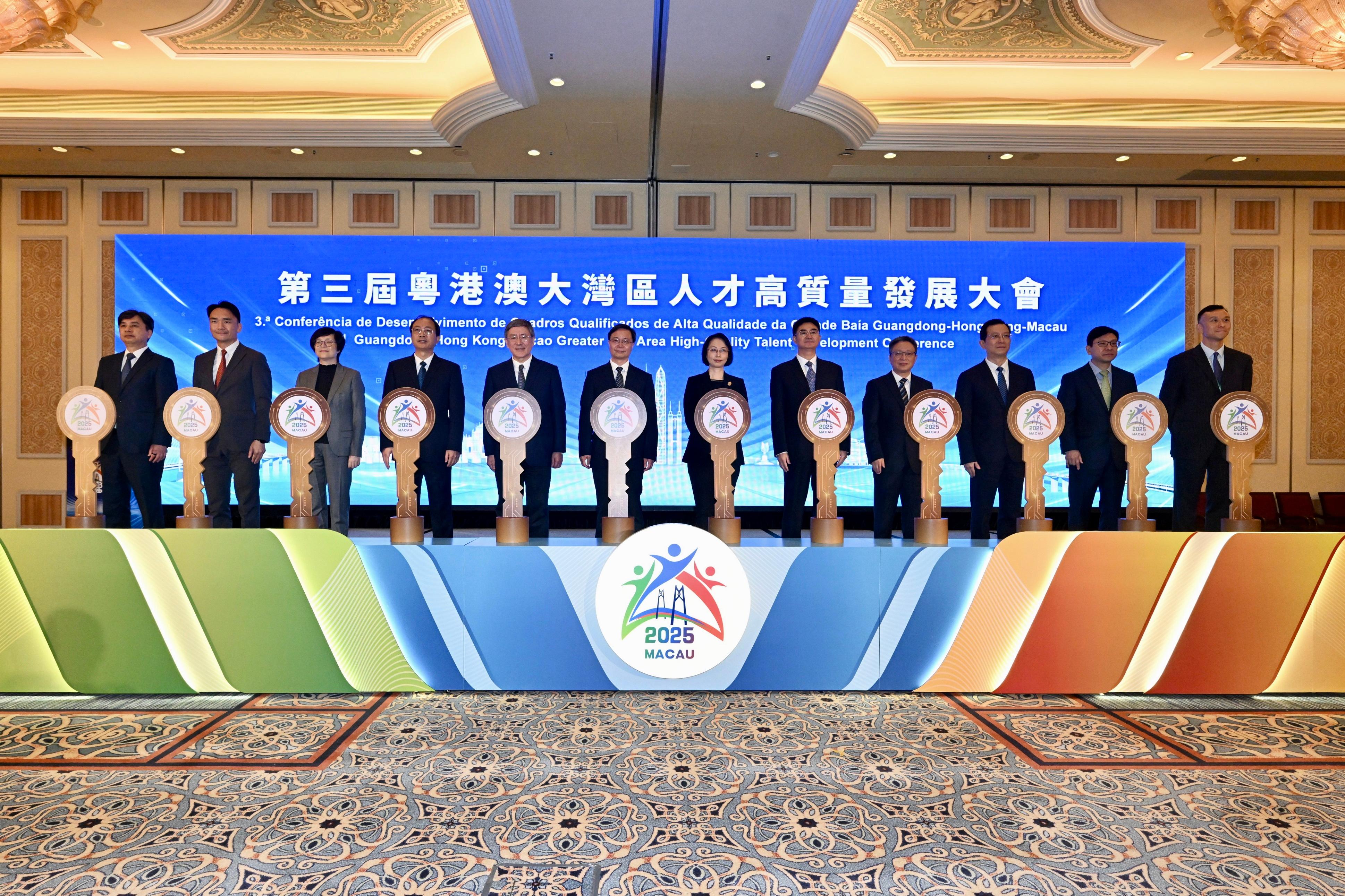 政務司副司長卓永興今日（十月二十二日）在澳門出席第三屆粵港澳大灣區人才高質量發展大會。圖示（左三起）廣東省人民政府港澳事務辦公室主任陳麗文、廣東省人民政府副秘書長羅展懷、卓永興、廣東省人民政府副省長李運、澳門特別行政區政府社會文化司司長柯嵐、國家人力資源和社會保障部人力資源流動管理司司長張文淼、中央人民政府駐澳門特別行政區聯絡辦公室人事部部長艾一平、廣東省人力資源和社會保障廳廳長杜敏琪、勞工及福利局局長孫玉菡和香港人才服務辦公室總監陳海勁主持儀式。

