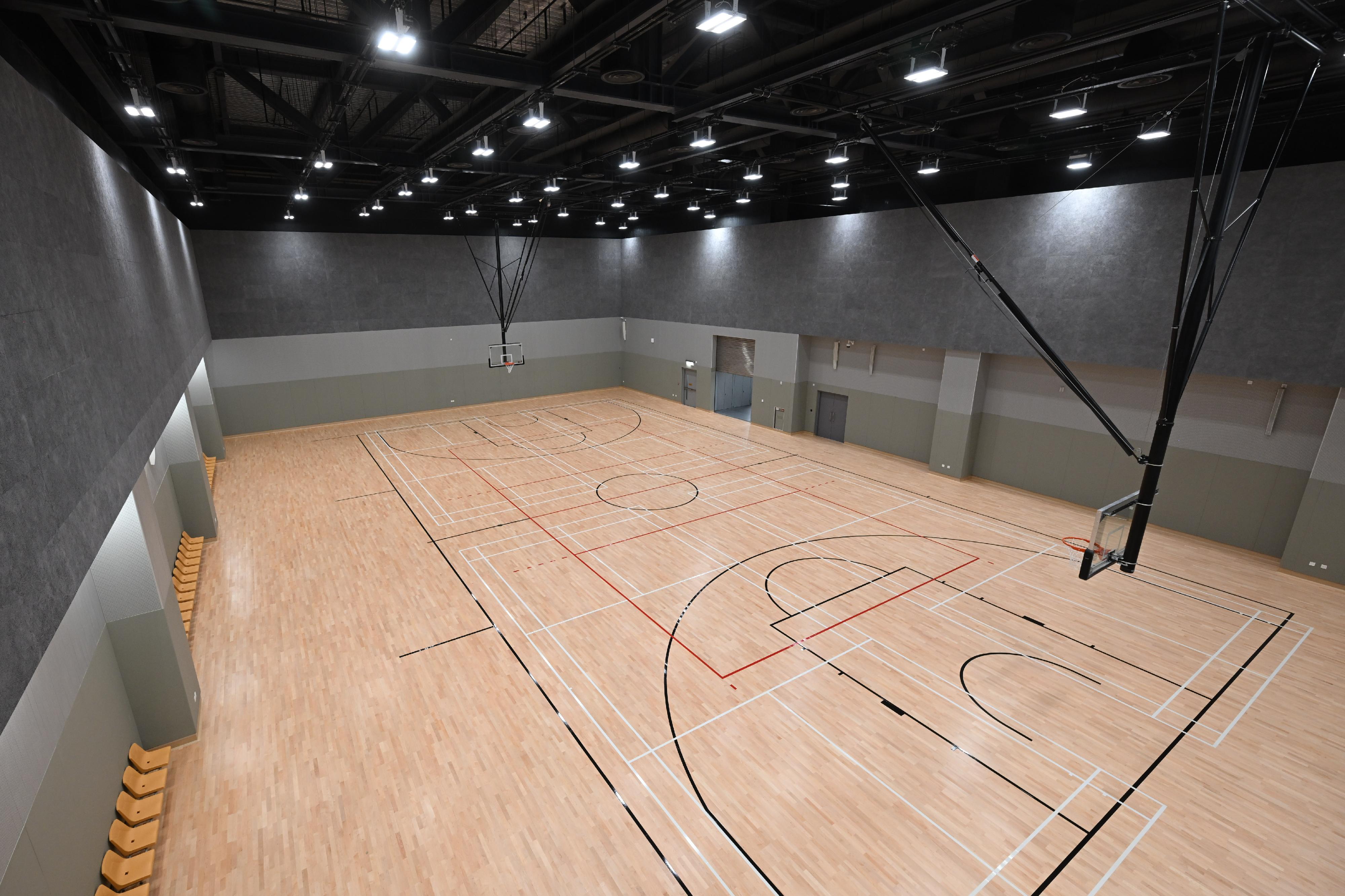 Ma Chai Hang Sports Centre, managed by the Leisure and Cultural Services Department, will open for public use on October 31 (Friday). The new Ma Chai Hang Sports Centre has a total area of about 6 570 square metres, providing a variety of leisure and sports facilities. Photo shows the multipurpose arena, which can serve as one basketball court, one volleyball court or four badminton courts.

