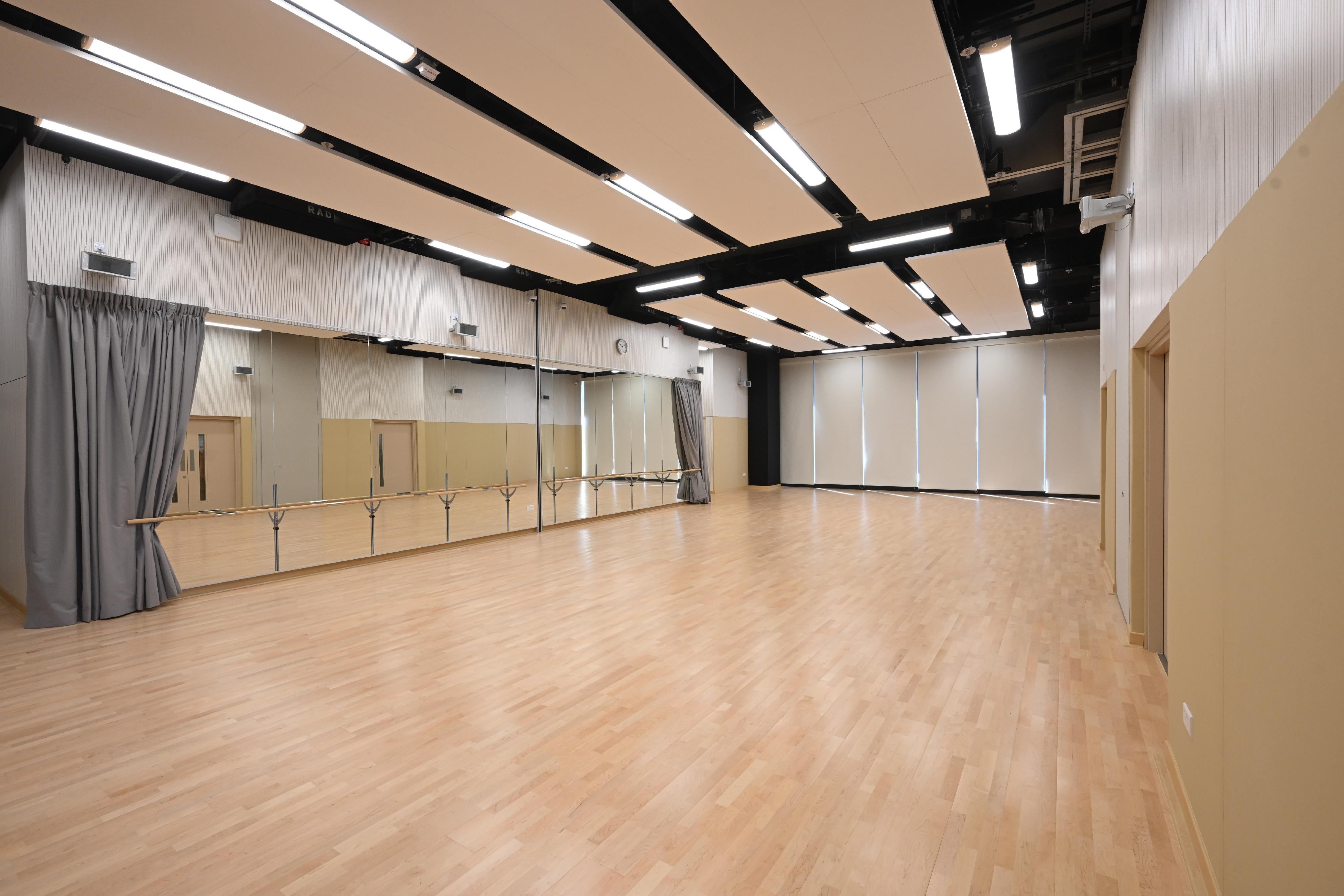The newly built Ma Chai Hang Sports Centre, managed by the Leisure and Cultural Services Department, will open for public use on October 31 (Friday), providing a variety of leisure and sports facilities. Photo shows the multipurpose activity room.

