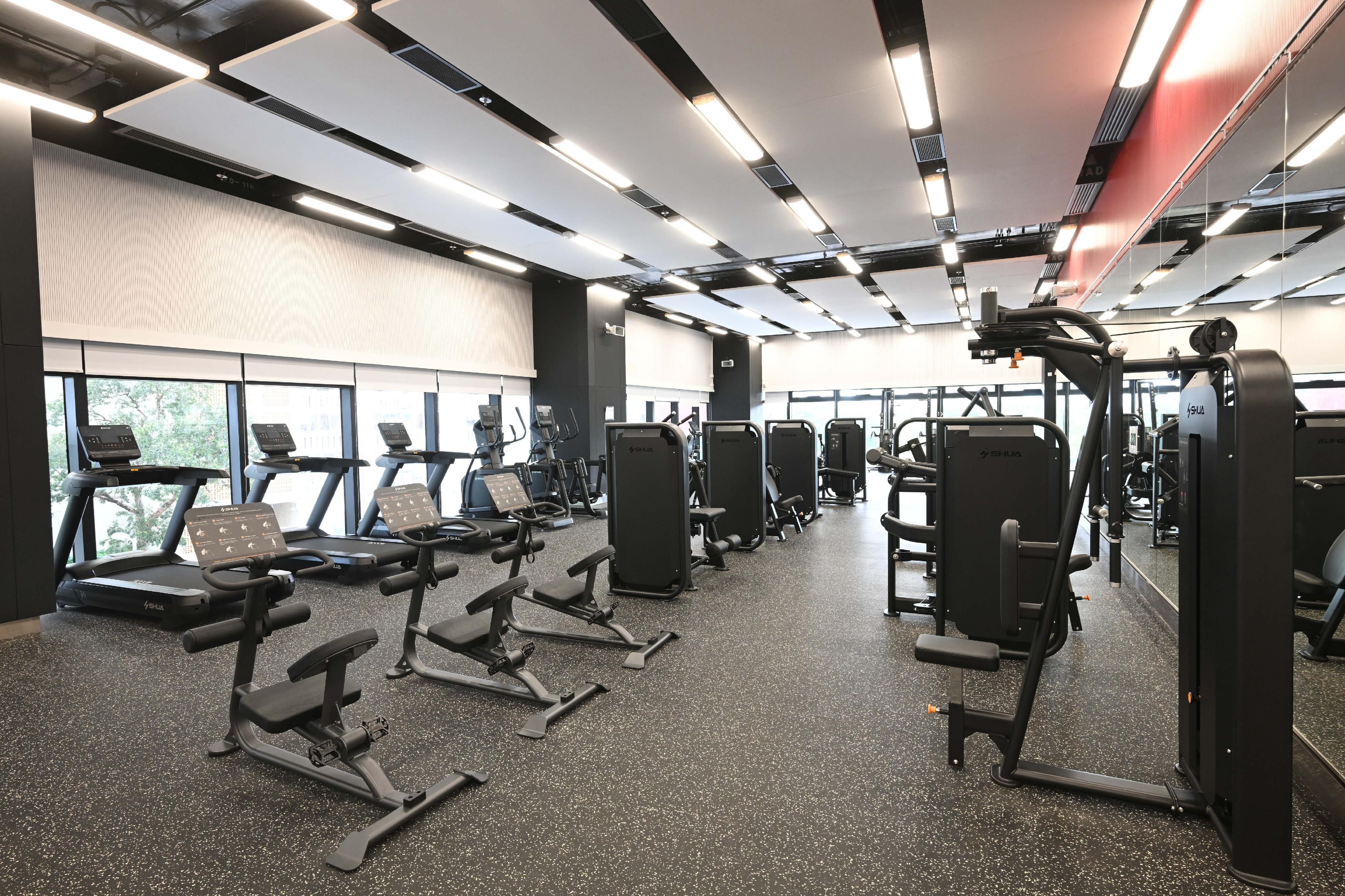 The newly built Ma Chai Hang Sports Centre, managed by the Leisure and Cultural Services Department, will open for public use on October 31 (Friday), providing a variety of leisure and sports facilities. Photo shows the fitness room.