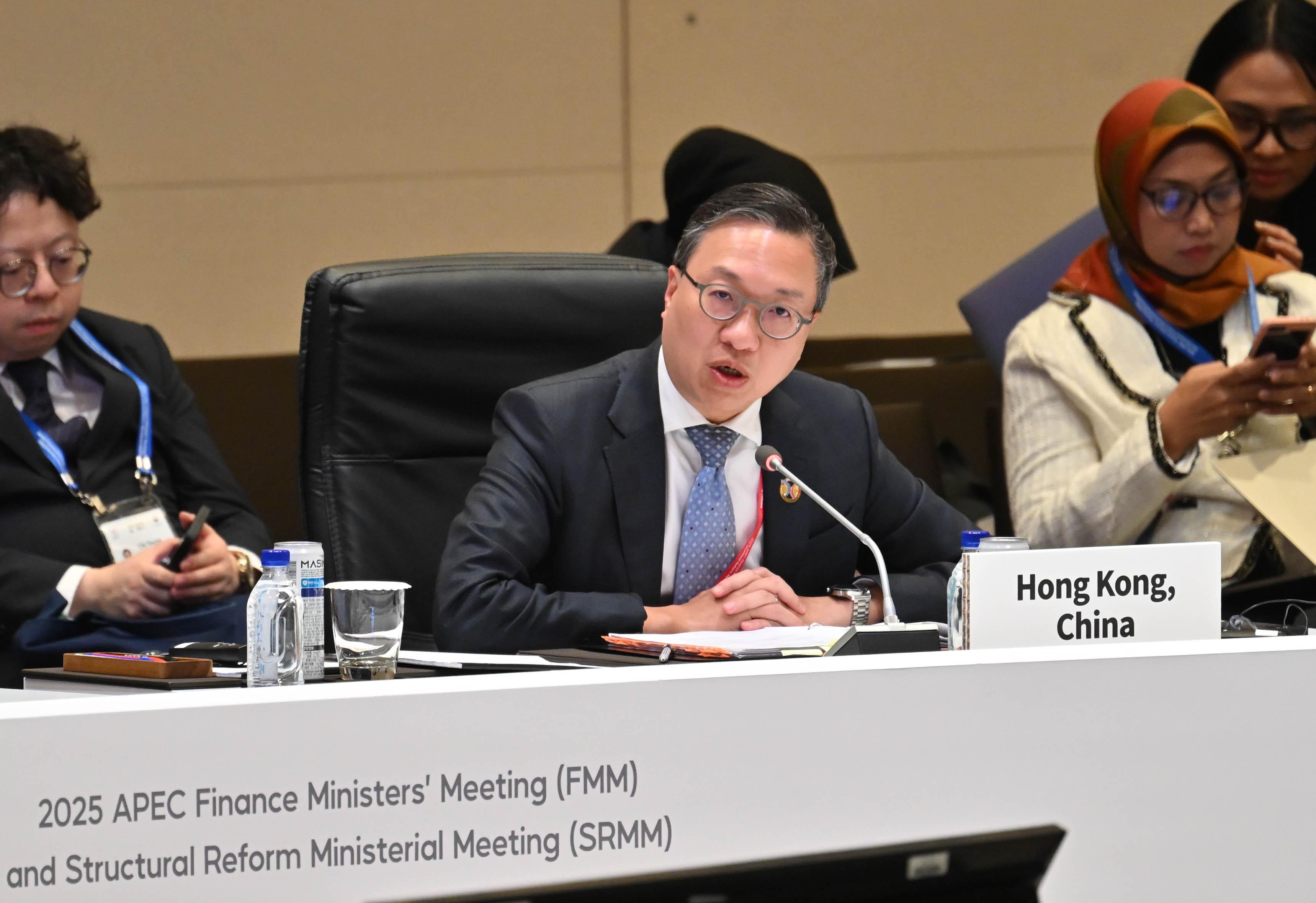 The Secretary for Justice, Mr Paul Lam, SC, attended the 2025 Asia-Pacific Economic Cooperation (APEC) Structural Reform Ministerial Meeting in Incheon, Korea, today (October 22). Photo shows Mr Lam (centre) speaking at the first session of the 2025 APEC Structural Reform Ministerial Meeting. 