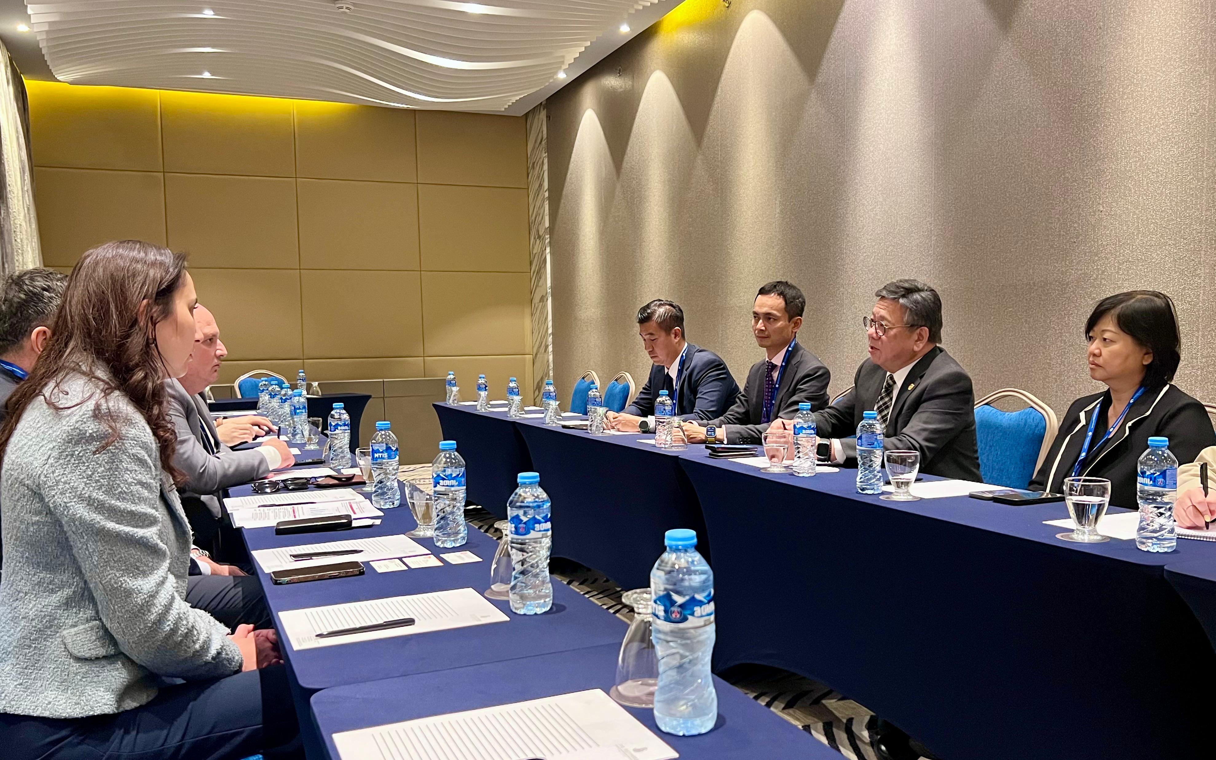 The Secretary for Commerce and Economic Development, Mr Algernon Yau (second right), meets with representatives of the Georgian Chamber of Commerce and Industry in Tbilisi, Georgia, on October 22 (Tbilisi time) to brief them on Hong Kong's latest developments and various initiatives to attract investment and drive economic developments. Also present is the Special Representative for Hong Kong Economic and Trade Affairs to the European Union, Ms Shirley Yung (first right).