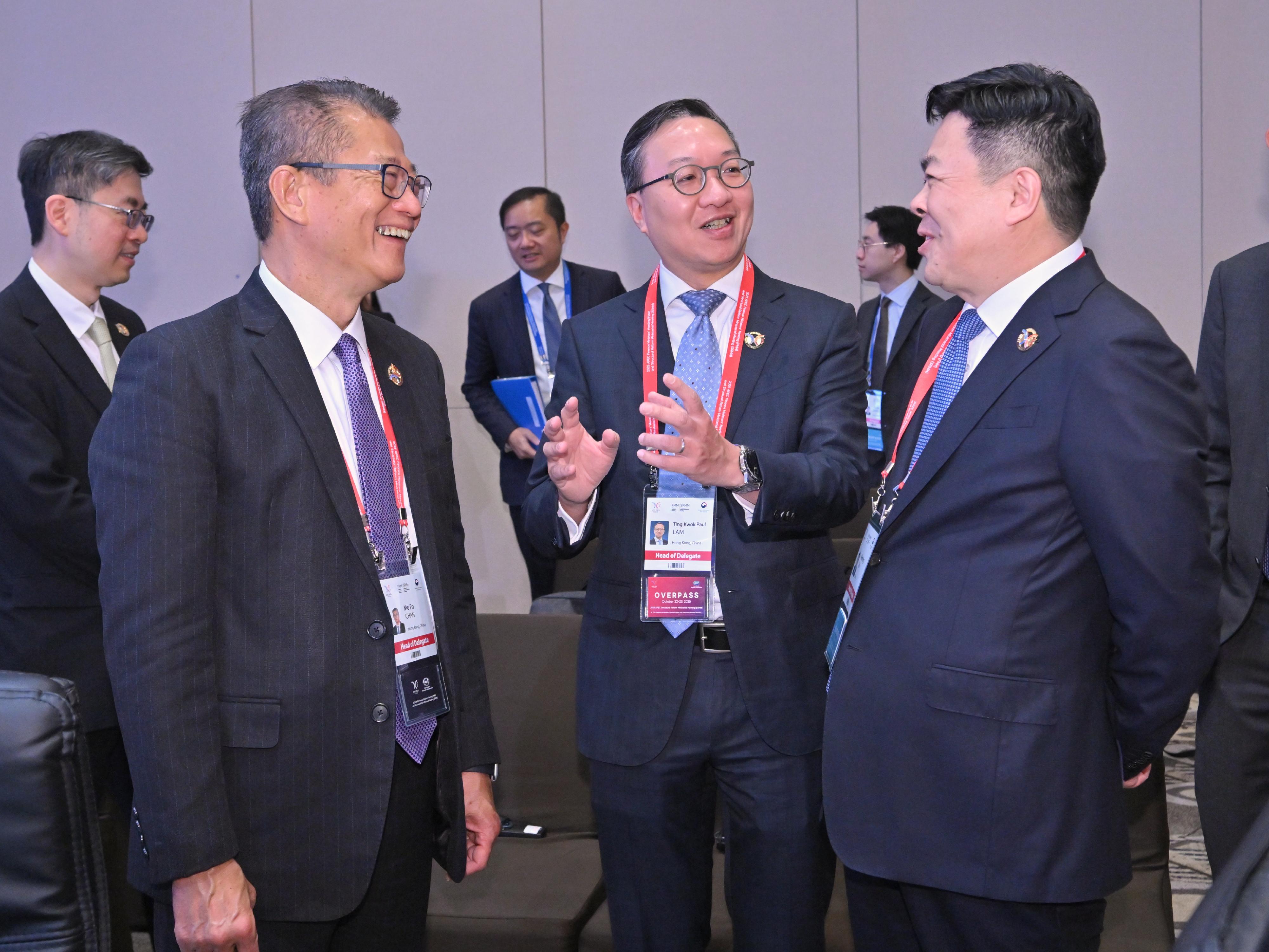 財政司司長陳茂波與律政司司長林定國資深大律師今日（十月二十二日）在韓國仁川出席亞太區經濟合作組織財政部長會議與結構改革部長會議的聯合會議。圖示陳茂波（左）與林定國（中）與國家發展和改革委員會副秘書長肖渭明（右）在會議前交談。