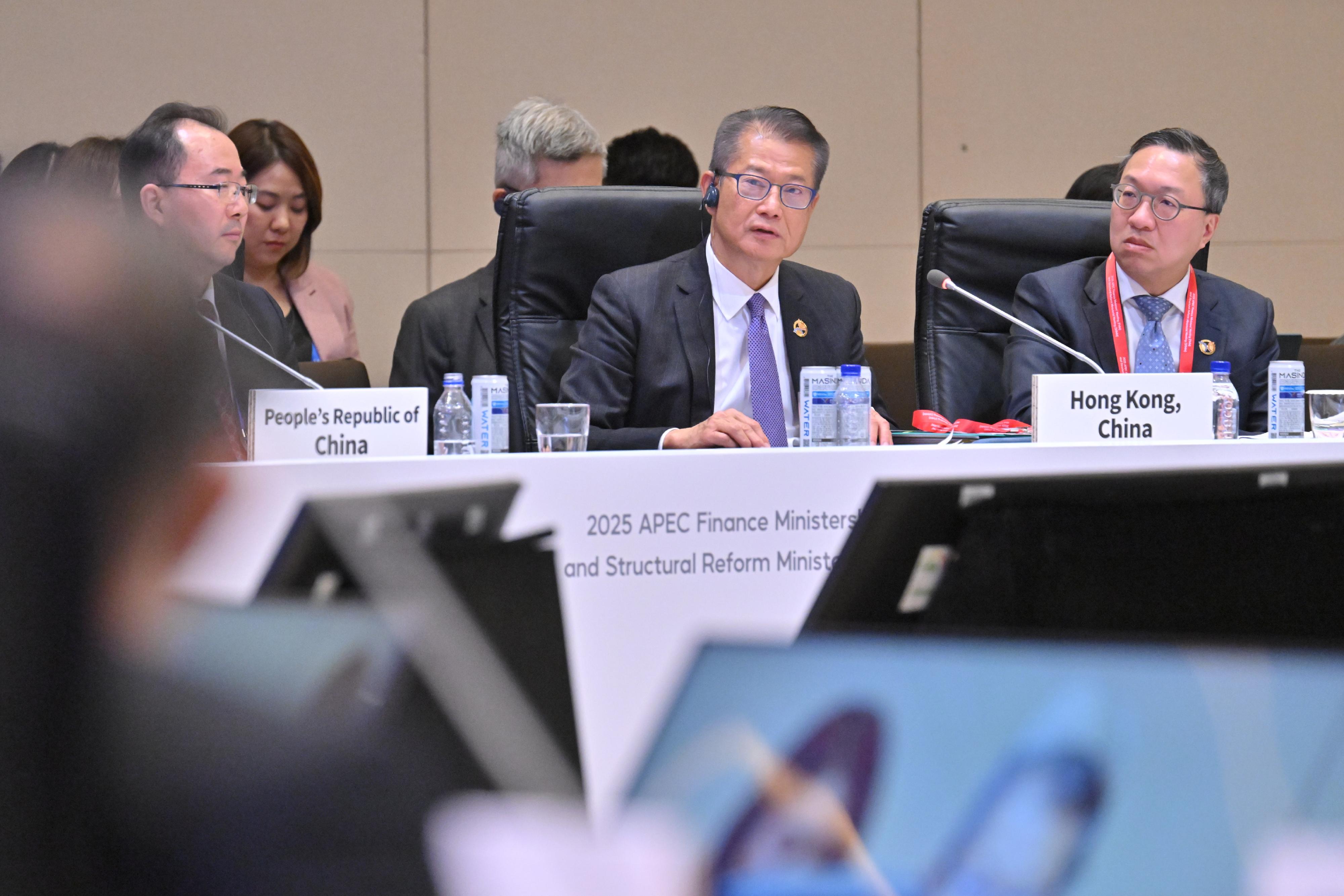 The Financial Secretary, Mr Paul Chan, and the Secretary for Justice, Mr Paul Lam, SC, attended the joint session of the Asia-Pacific Economic Cooperation Finance Ministers' Meeting and Structural Reform Ministerial Meeting in Incheon, Korea, today (October 22). Photo shows Mr Chan (centre) speaking at the session. Next to him is Mr Lam (right).  