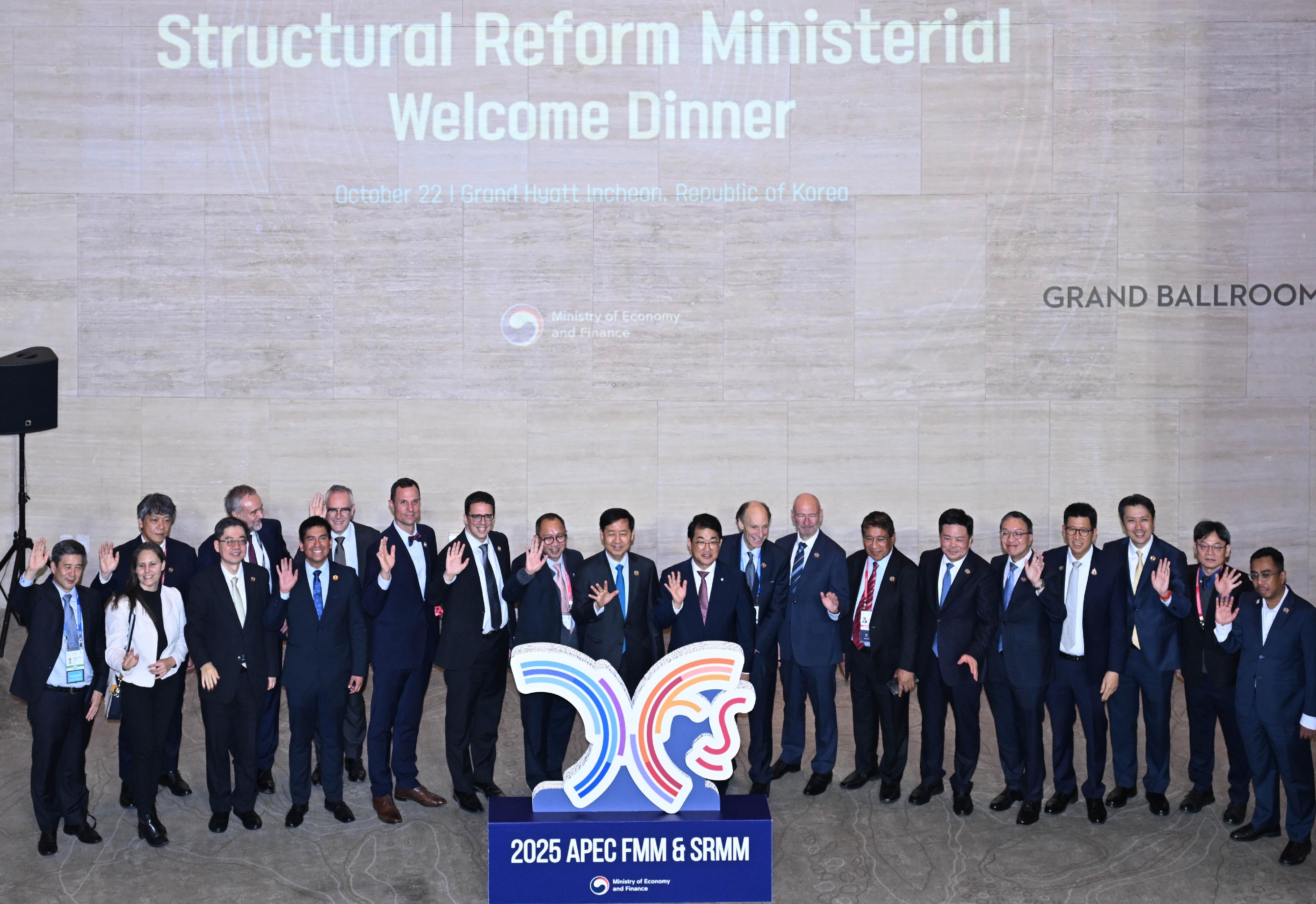 The Secretary for Justice, Mr Paul Lam, SC, attended the 2025 Asia-Pacific Economic Cooperation Structural Reform Ministerial Meeting in Incheon, Korea, today (October 22). Photo shows Mr Lam (fifth right) and the Law Officer (International Law) of the Department of Justice, Dr James Ding (third left), in a group photo with representatives from other member economies before the Structural Reform Ministerial Welcome Dinner.