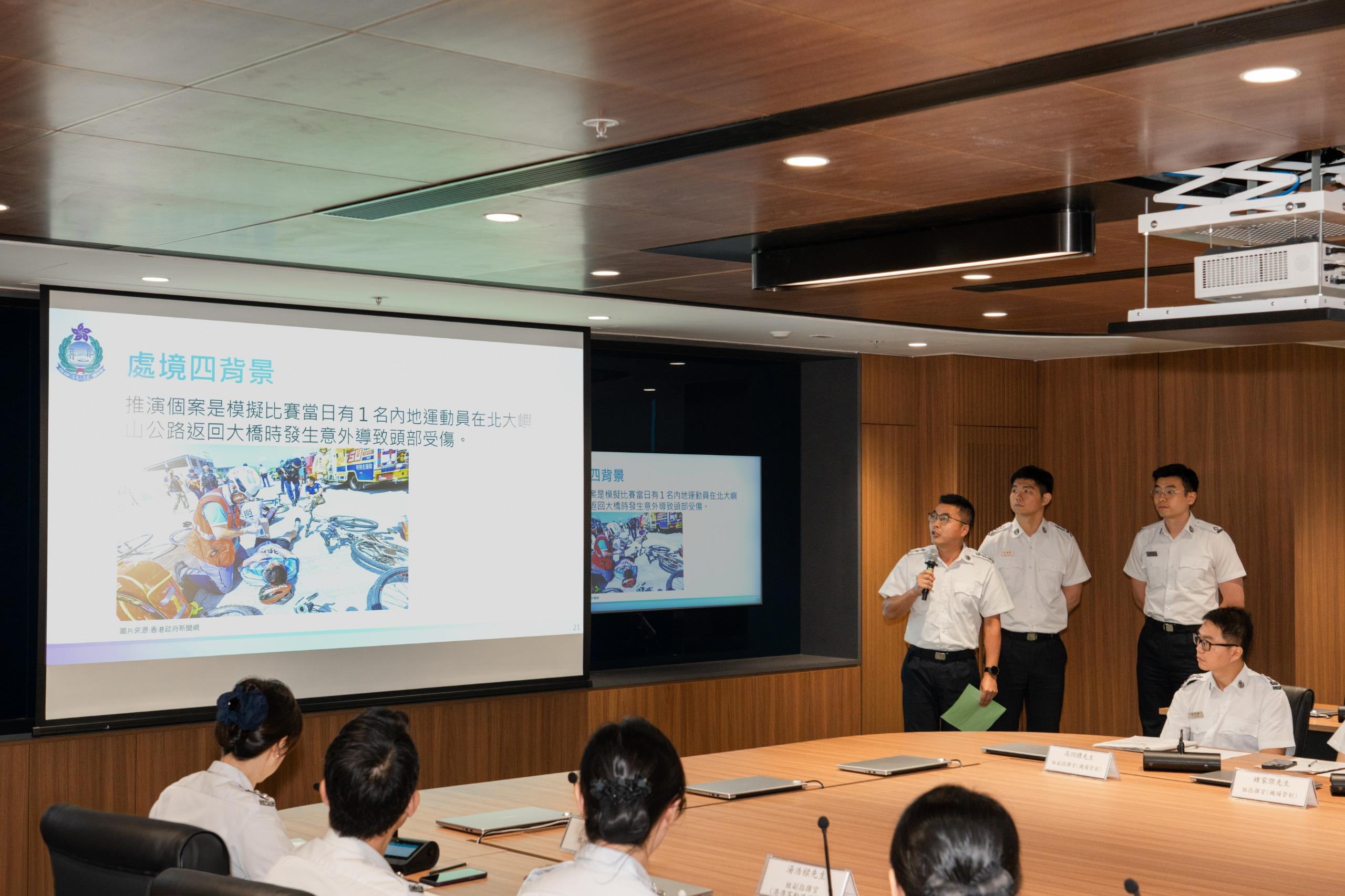 The Immigration Department conducted a tabletop exercise yesterday (October 21) to rehearse the handling of emergency incidents during the 15th National Games. Photo shows Immigration officers conducting scenario analyses and process simulations on emergencies that may arise during immigration clearance and cross-boundary events for the 15th National Games.