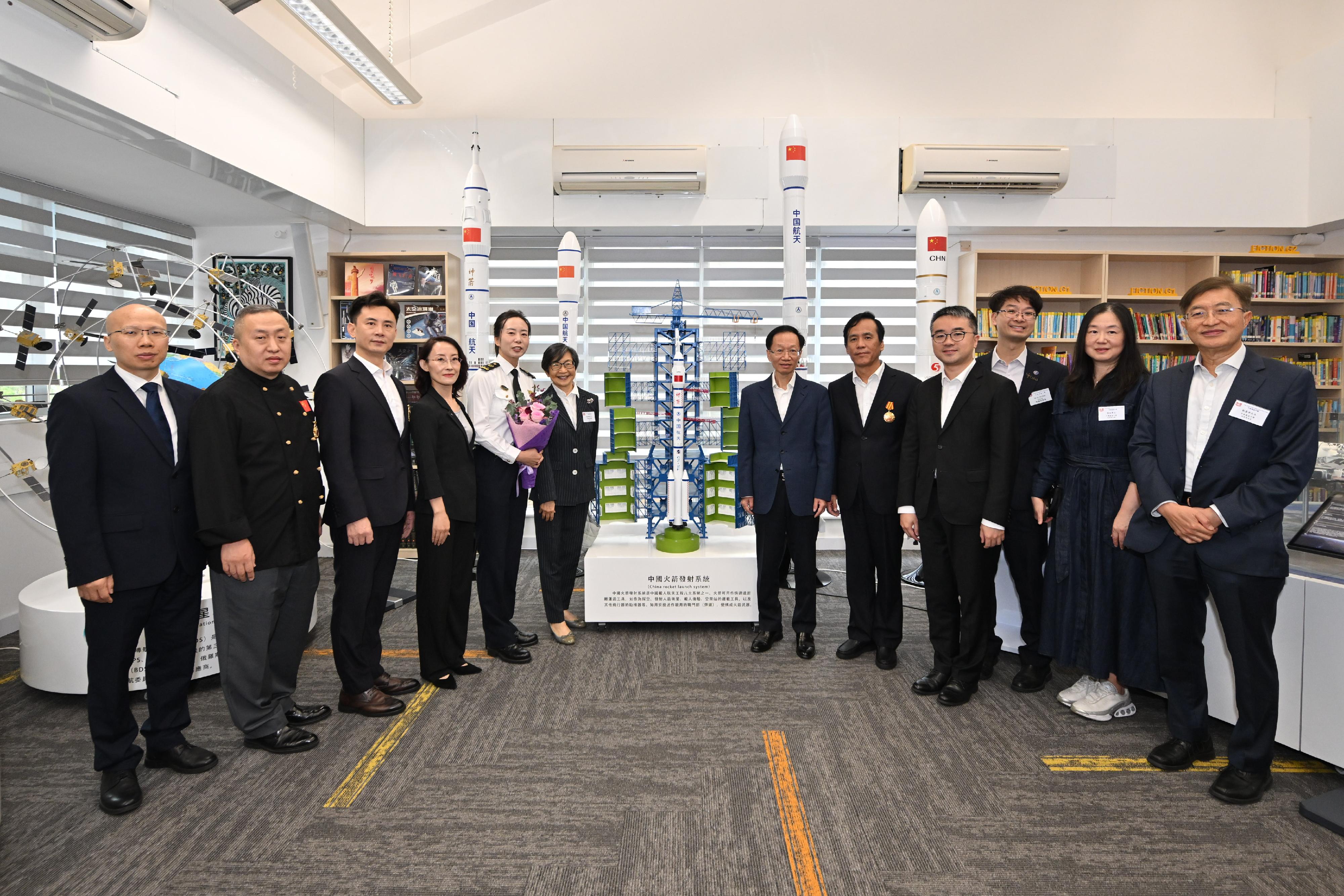 全國勞動模範和大國工匠代表團今日（十月二十二日）繼續訪港行程。圖示代表團團長、中華全國總工會副主席魏地春（右六）及其他代表團成員在教育局副局長施俊輝博士（右四）及學校代表陪同下，參觀中華基金中學校園，並觀看展示於圖書館的火箭發射系統模型。