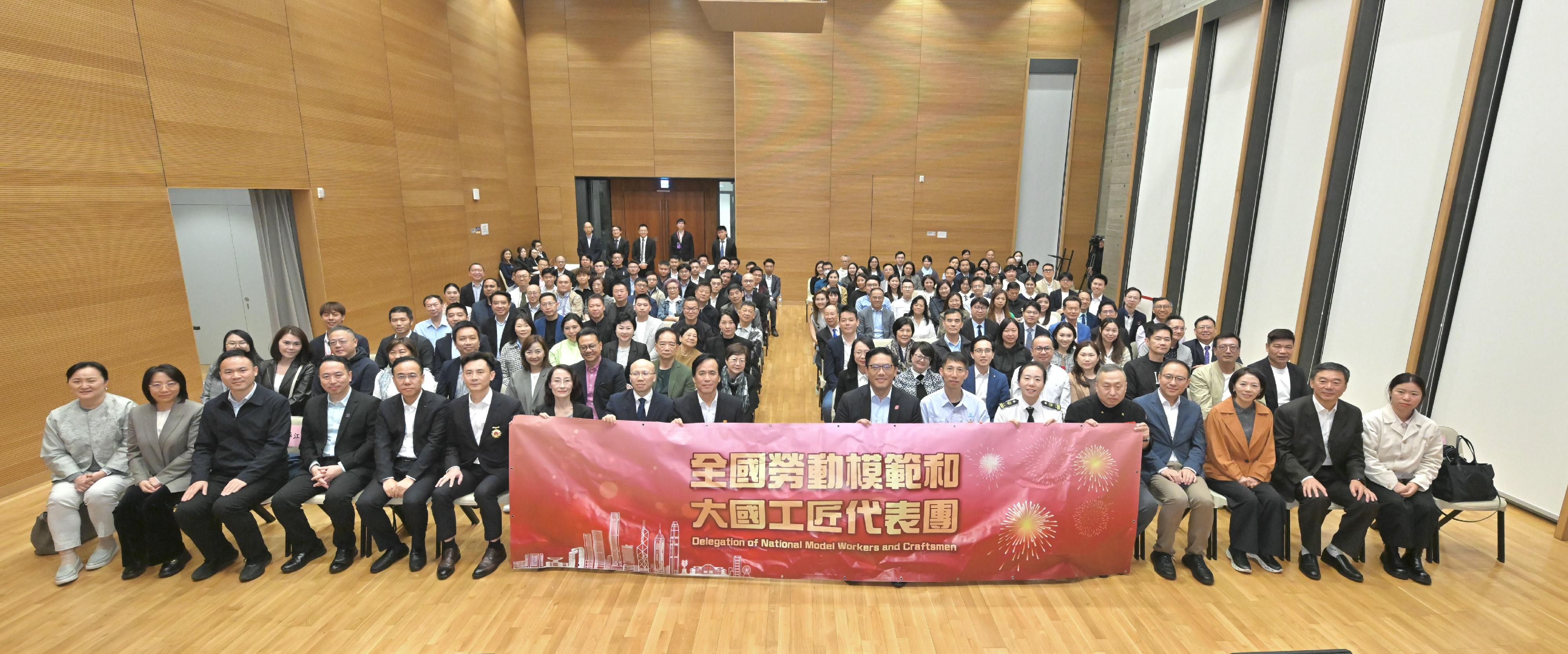 全國勞動模範和大國工匠代表團今日（十月二十二日）繼續訪港行程。圖示代表團在民政及青年事務局副局長梁宏正（右八）陪同下，在摩頓臺活動中心與市民會面，並作互動交流。
