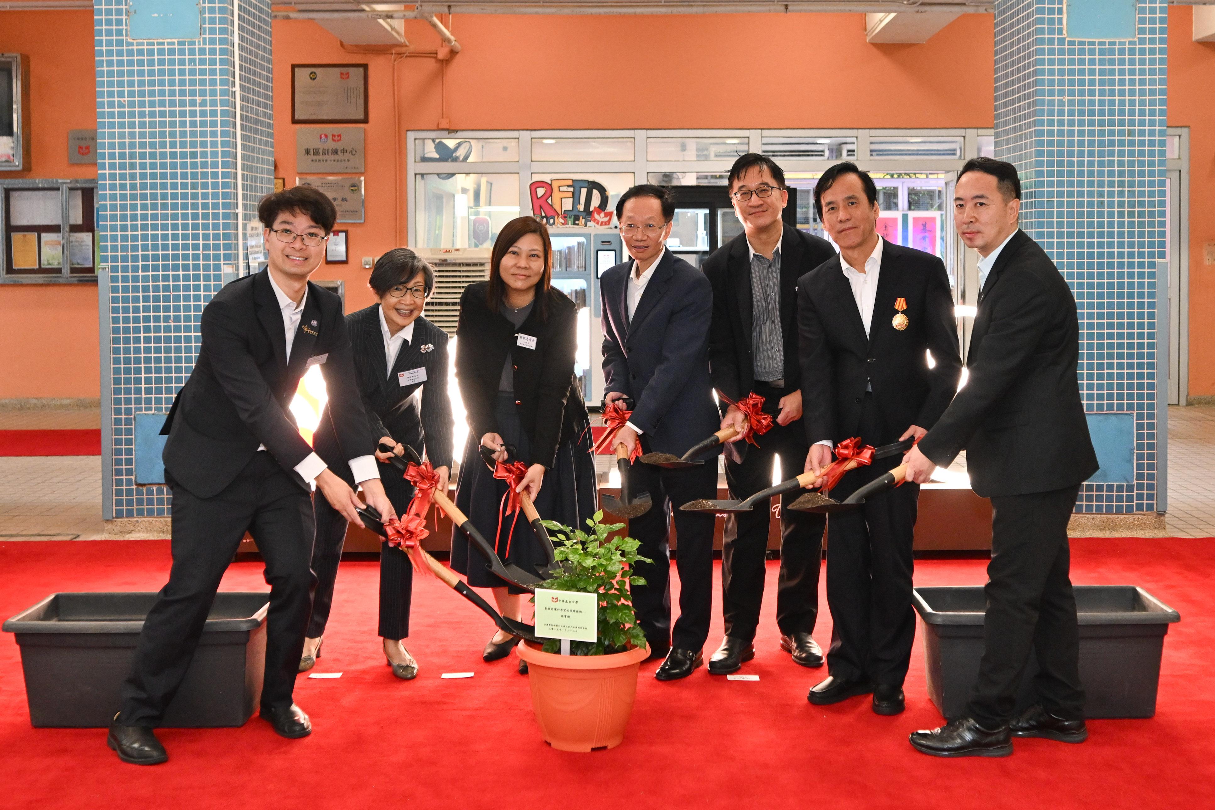 The Delegation of National Model Workers and Craftsmen continued its visit to Hong Kong today (October 22). Photo shows the leader of the delegation and Vice Chairman of the All-China Federation of Trade Unions, Mr Wei Dichun (centre), and other members of the delegation visiting the Chinese Foundation Secondary School and attending a tree-planting ceremony with representatives of the Education Bureau, the Labour Department and the school.