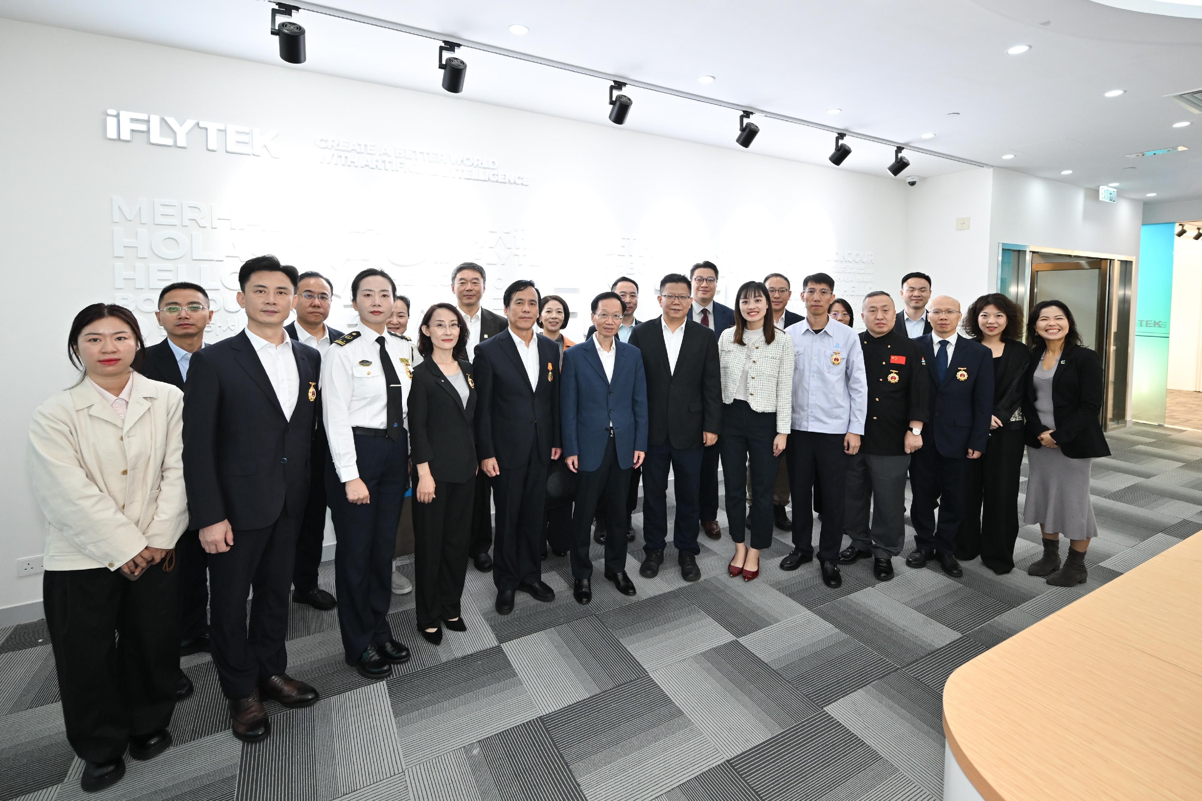 The Delegation of National Model Workers and Craftsmen continued its visit to Hong Kong today (October 22). Photo shows the Under Secretary for Innovation, Technology and Industry, Ms Lillian Cheong (front row, sixth right); the Chief Corporate Development Officer of the Hong Kong Cyberport Management Company Limited, Ms Georgina Chu (front row, first right); the leader of the delegation and Vice Chairman of the All-China Federation of Trade Unions, Mr Wei Dichun (front row, sixth left); other members of the delegation and enterprise representatives at Cyberport.
