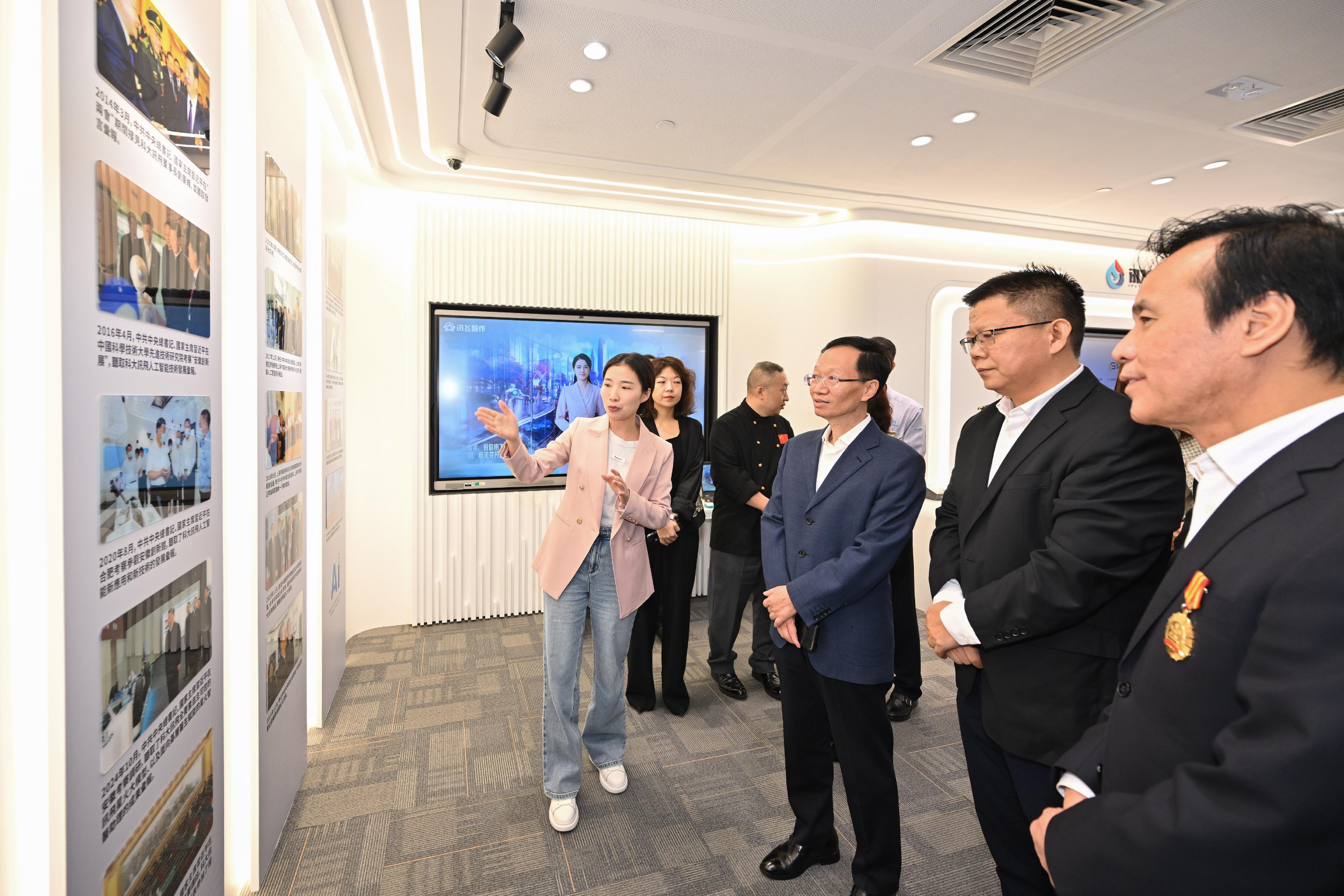 The Delegation of National Model Workers and Craftsmen continued its visit to Hong Kong today (October 22). Photo shows the leader of the delegation and Vice Chairman of the All-China Federation of Trade Unions, Mr Wei Dichun (third right), and other members of the delegation visiting Cyberport and a related enterprise on campus to learn about the latest developments and achievements of the artificial intelligence industry in Hong Kong. 