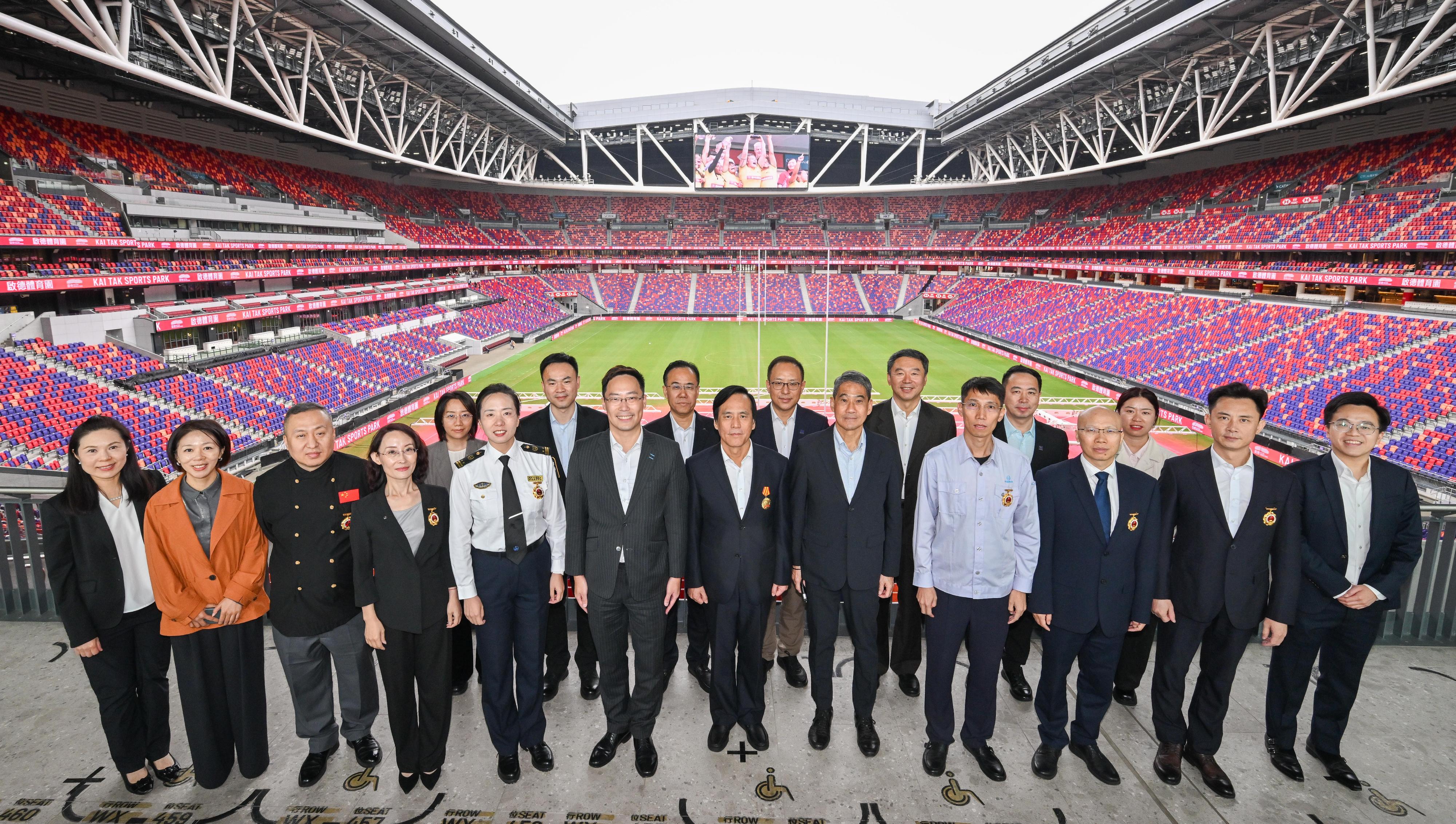 The Delegation of National Model Workers and Craftsmen continued its visit to Hong Kong today (October 22). Photo shows the Commissioner for Sports, Mr George Tsoi (front row, sixth left), and the Director (Strategic Planning) of the Kai Tak Sports Park Limited, Mr Tang King-shing (front row, fifth right), representatives of the Culture, Sports and Tourism Bureau and the Labour Department, and members of the delegation at Kai Tak Stadium.