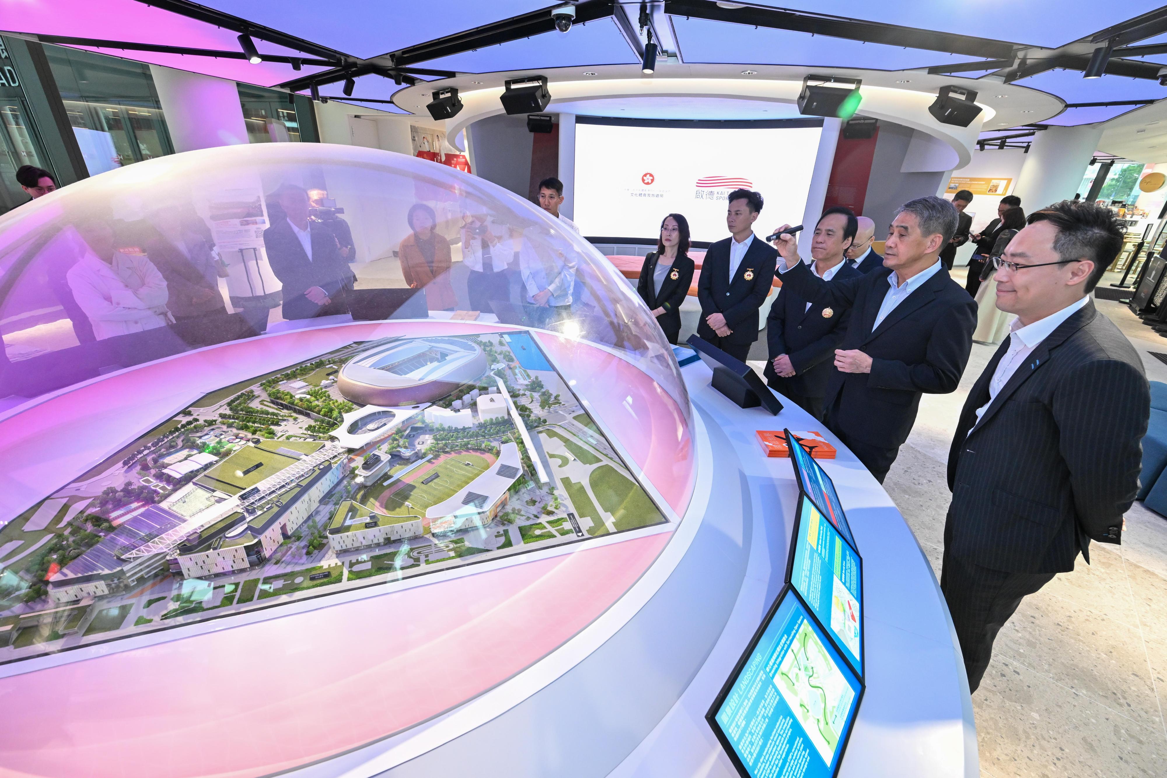 The Delegation of National Model Workers and Craftsmen continued its visit to Hong Kong today (October 22). Photo shows the delegation, accompanied by the Commissioner for Sports, Mr George Tsoi (first right), and the Director (Strategic Planning) of the Kai Tak Sports Park Limited, Mr Tang King-shing (second right), visiting the Kai Tak Gallery to understand the important role of the Sports Park in promoting the development of sports and the mega-event economy of Hong Kong.