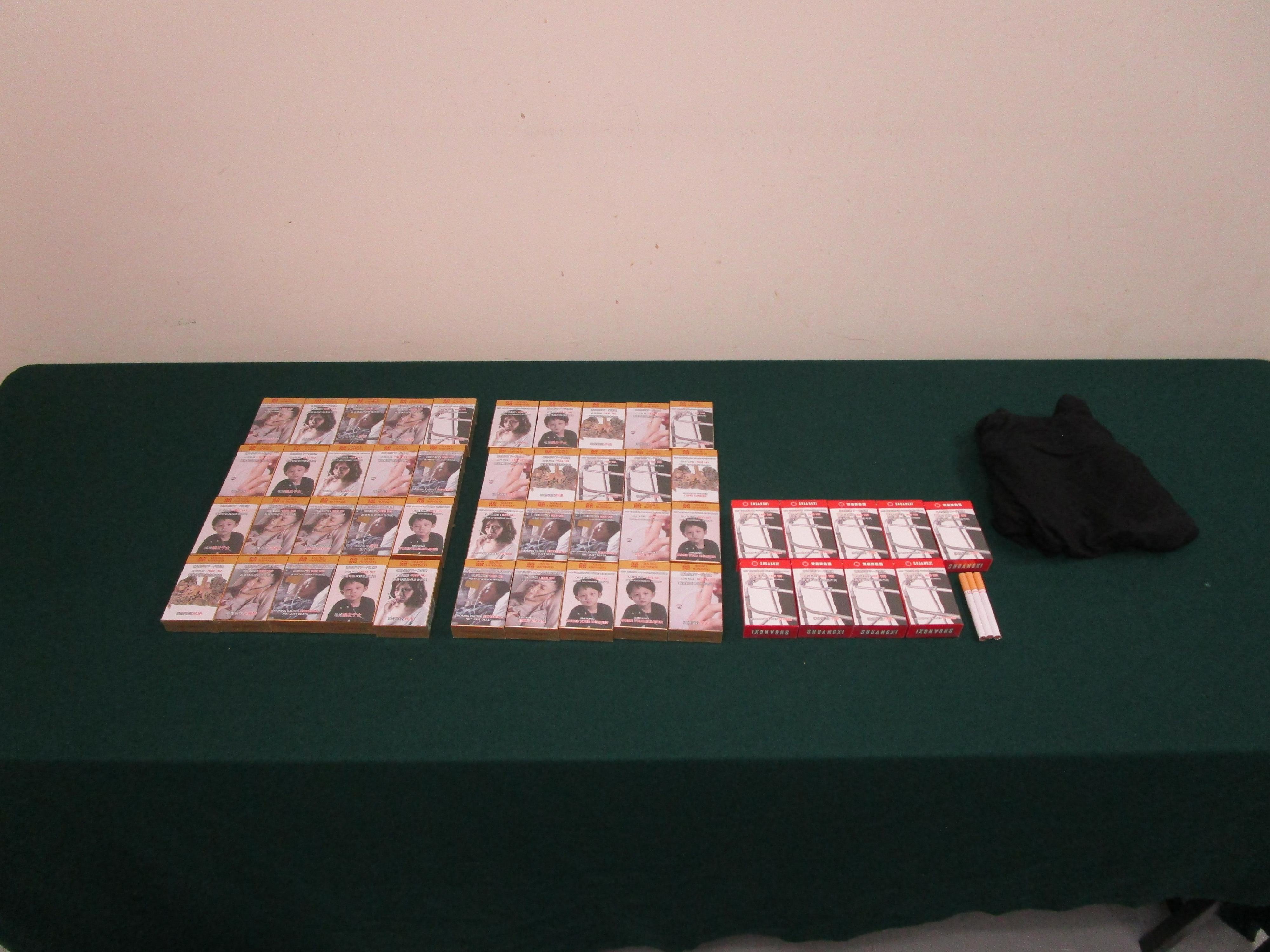 一名入境旅客因管有未完稅香煙和未有向海關人員作出申報，違反《應課稅品條例》，今日（十月二十二日）在粉嶺裁判法院被判處監禁一個月零兩星期。圖示檢獲的未完稅香煙。
