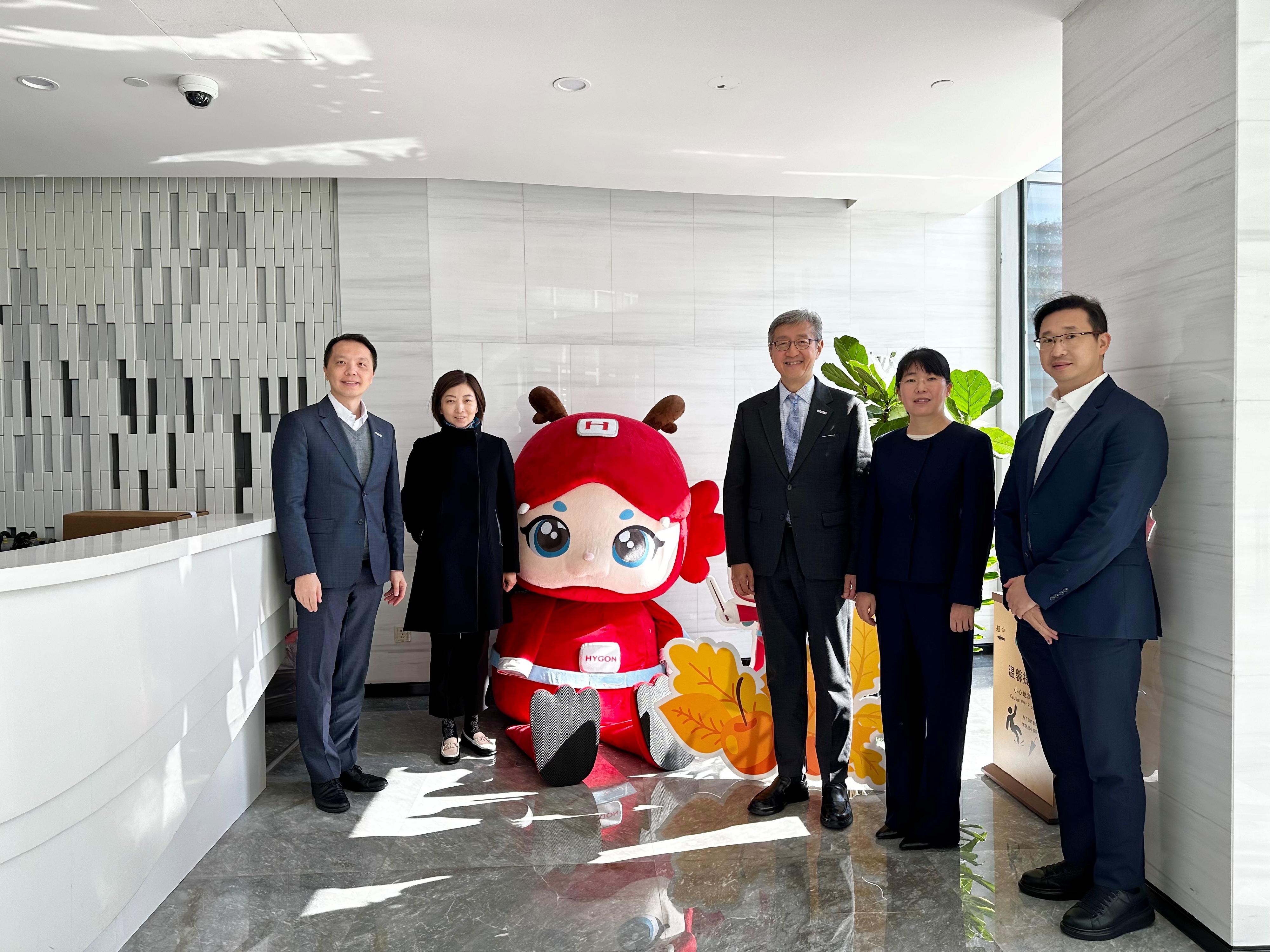 引進重點企業辦公室（引進辦）主任任景信聯同團隊十月十九至二十二日訪問北京。訪問期間，團隊考察一家半導體頂尖企業。該企業是中國首間實現「芯片─服務器─雲計算」全產業鏈國產化領先的先進製造科技企業。圖示任景信（右三）及引進辦執行總裁彭文俊（左一）與該企業的代表合照。