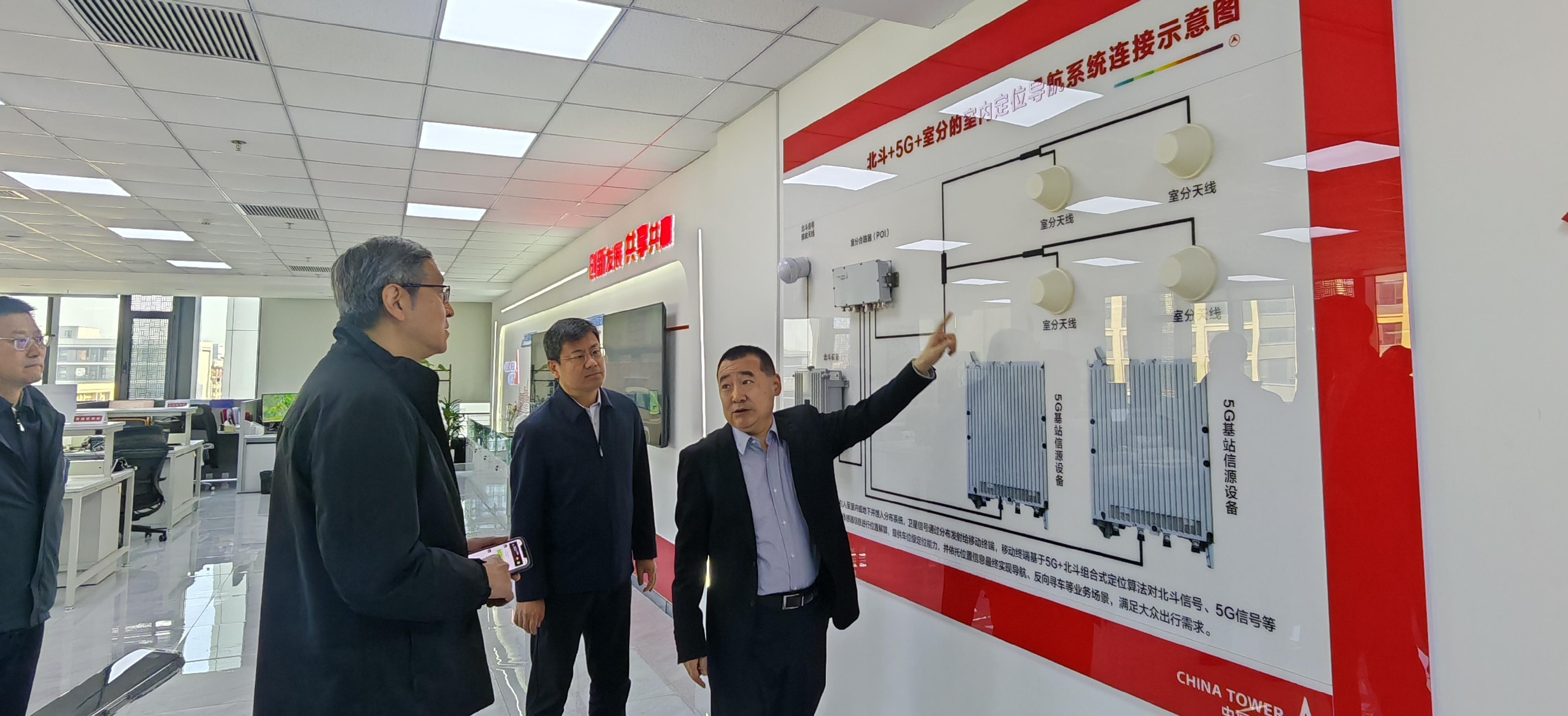 引進重點企業辦公室（引進辦）主任任景信聯同團隊十月十九至二十二日訪問北京。圖示任景信（左二）參觀全球規模最大之一的通訊鐵塔基礎設施服務供應商的科技創新中心。