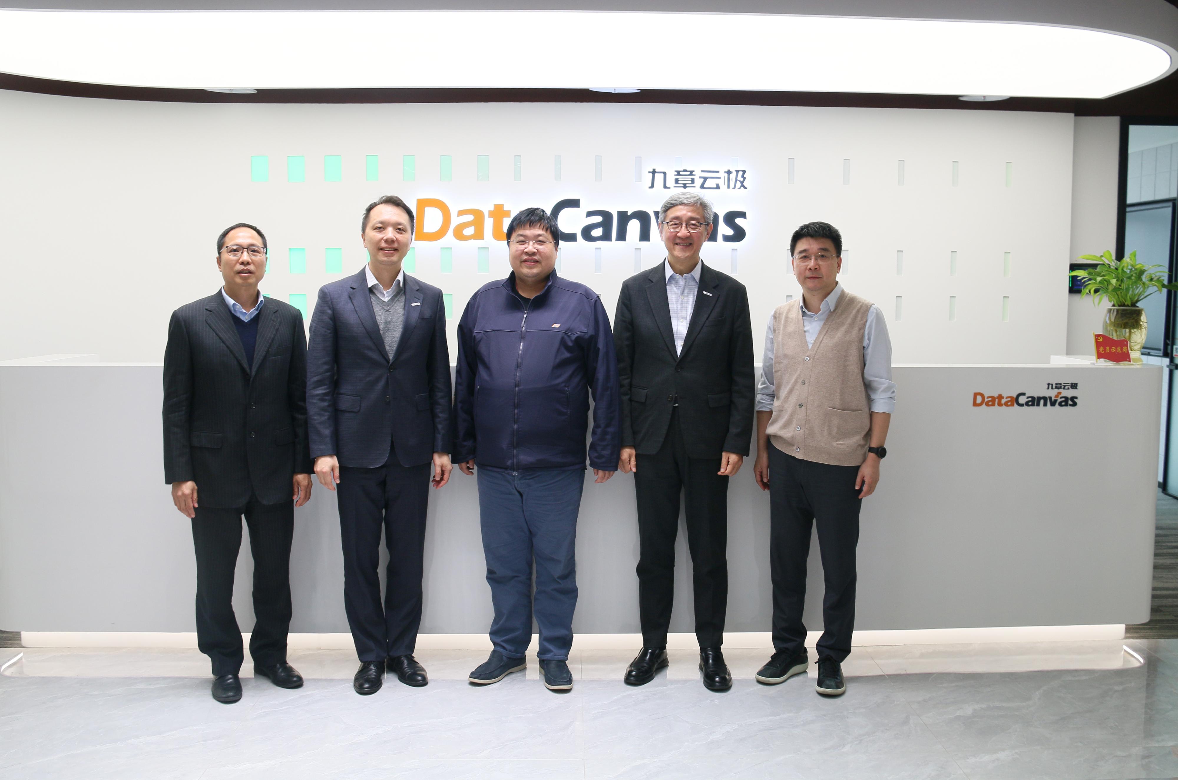 引進重點企業辦公室（引進辦）主任任景信聯同團隊十月十九至二十二日訪問北京。圖示任景信（右二）及引進辦執行總裁彭文俊（左二）與一家人工智能基礎設施及智算雲服務供應商代表合照。