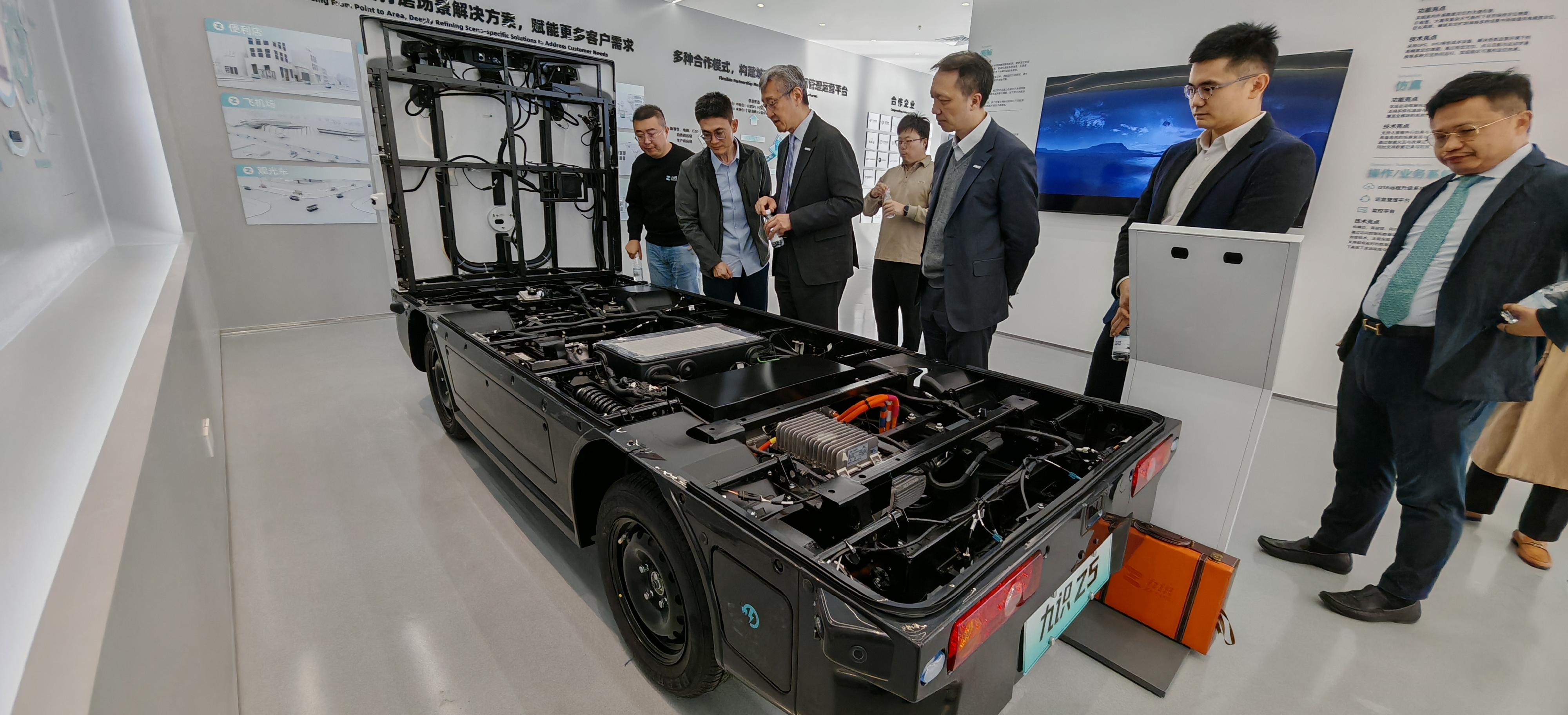 The Director-General of the Office for Attracting Strategic Enterprises (OASES), Mr Peter Yan, and his delegation visited Beijing from October 19 to 22. Photo shows Mr Yan (third left) and the Executive Director of OASES, Mr Bryan Peng (third right), visiting a company focusing on the development of high-level autonomous driving technologies.