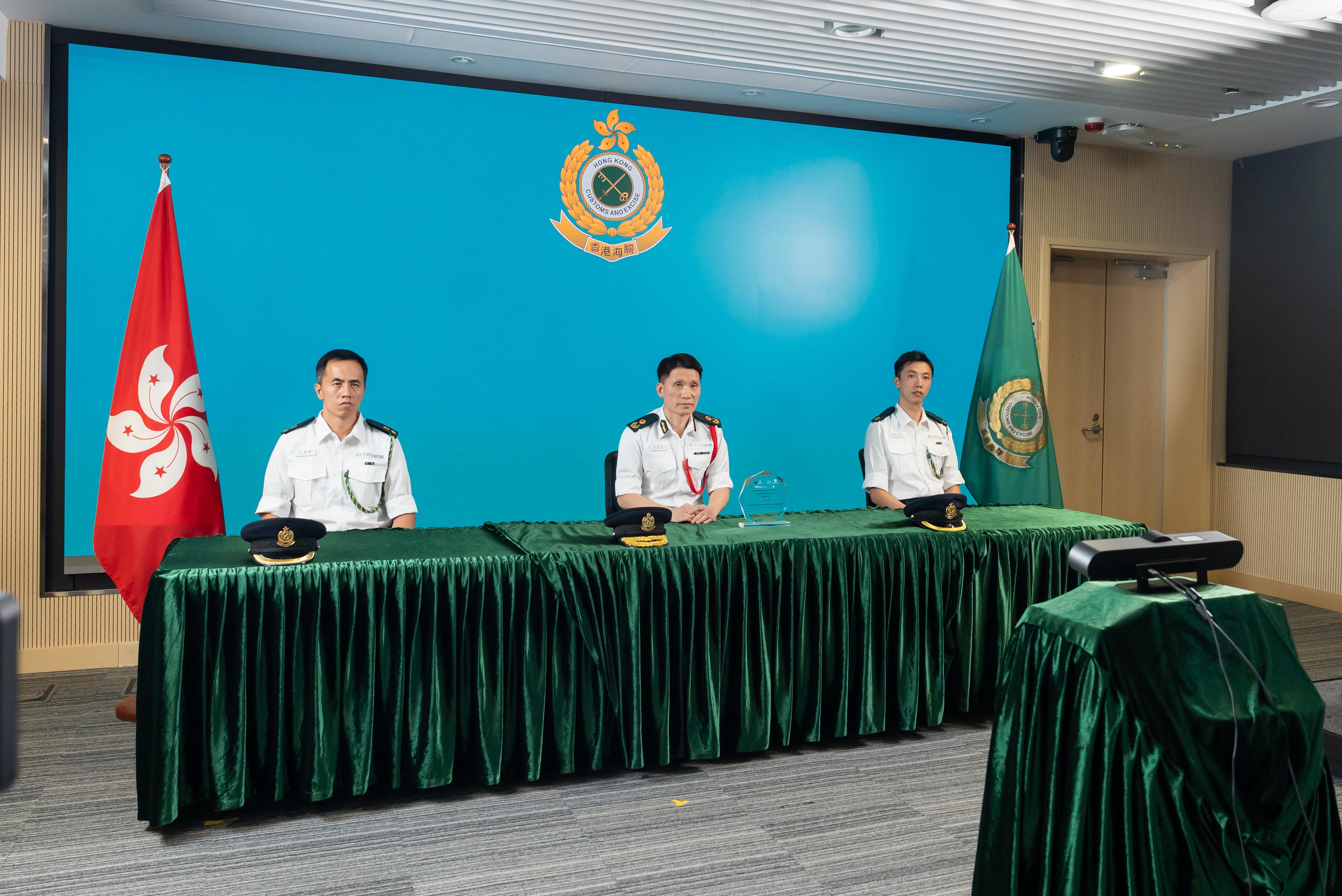 香港海關於十月十七日在聯合國環境規劃署舉辦的二○二四-二○二五年度「亞洲環境執法卓越獎」視像頒獎典禮中獲頒兩項殊榮。圖示海關副關長（管制及執法）胡偉軍（中）及海關有組織罪案調查科人員出席有關視像頒獎典禮。
