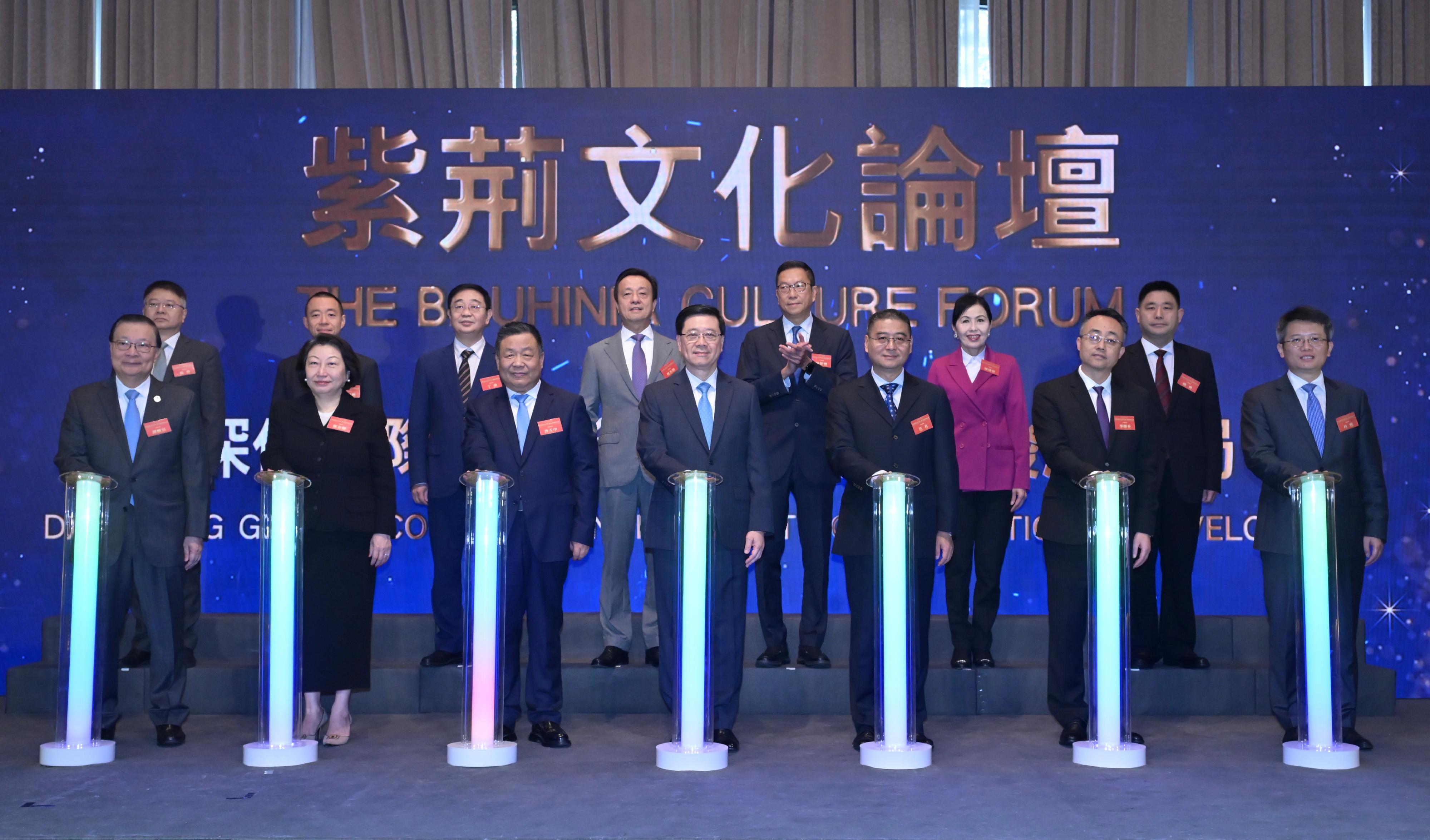 行政長官李家超今日（十月二十三日）出席紫荊文化論壇。圖示（前排左三起）紫荊文化集團董事長許正中、李家超、中華人民共和國外交部駐香港特別行政區特派員公署副特派員花有、中央人民政府駐香港特別行政區聯絡辦公室宣傳文體部副部長李曙光和其他嘉賓在活動主持儀式。
