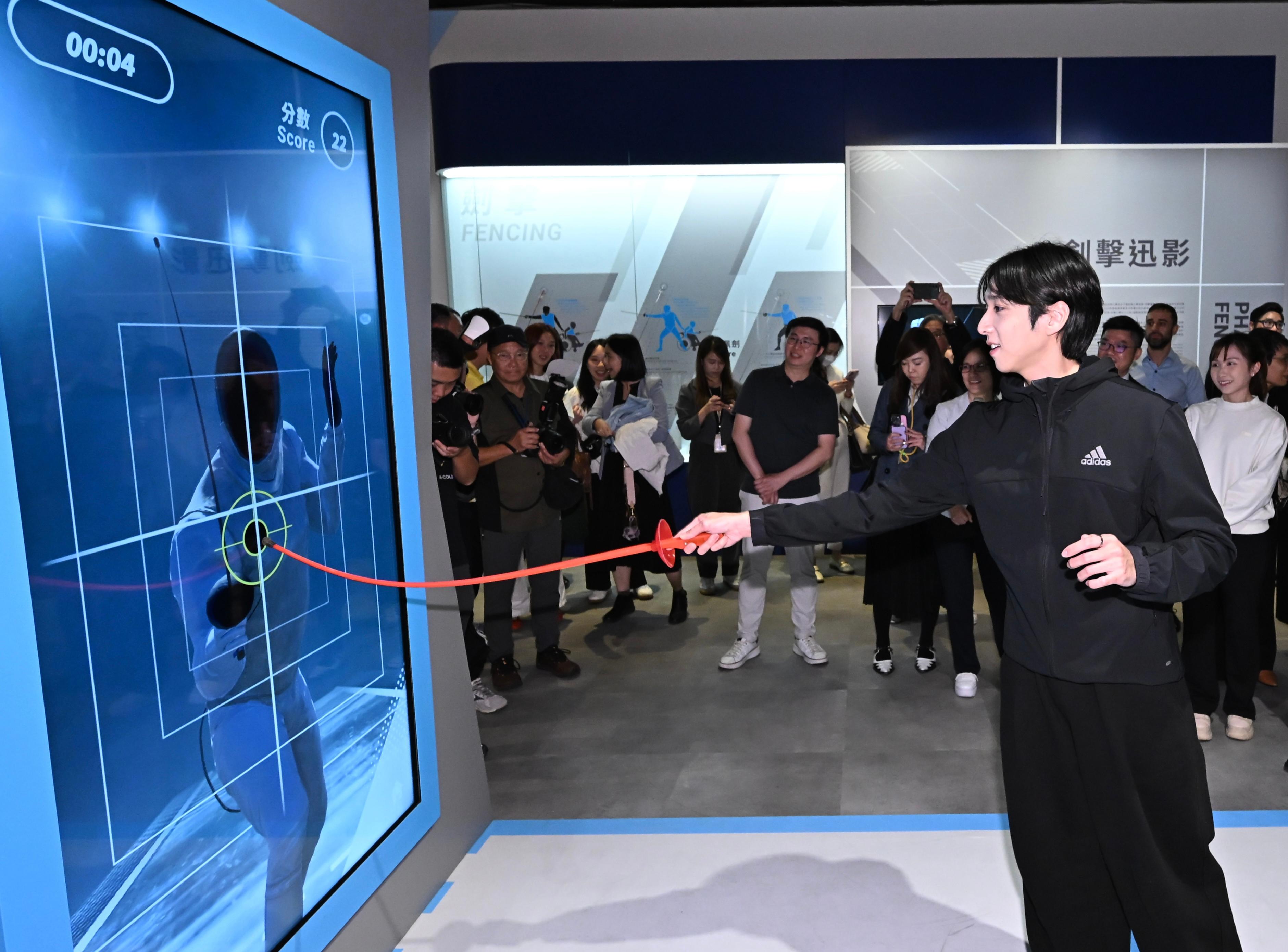 In support of the 2025 National Games, the Hong Kong Science Museum will launch the "Bank of China (Hong Kong) Presents: National Development and Achievements Series - Approaching Perfection: The Intersection of Sports and Science" exhibition from tomorrow (October 24) to February 25 next year. Photo shows fencing athlete Nicholas Edward Choi experiencing the interactive exhibit "Sword Dance". 