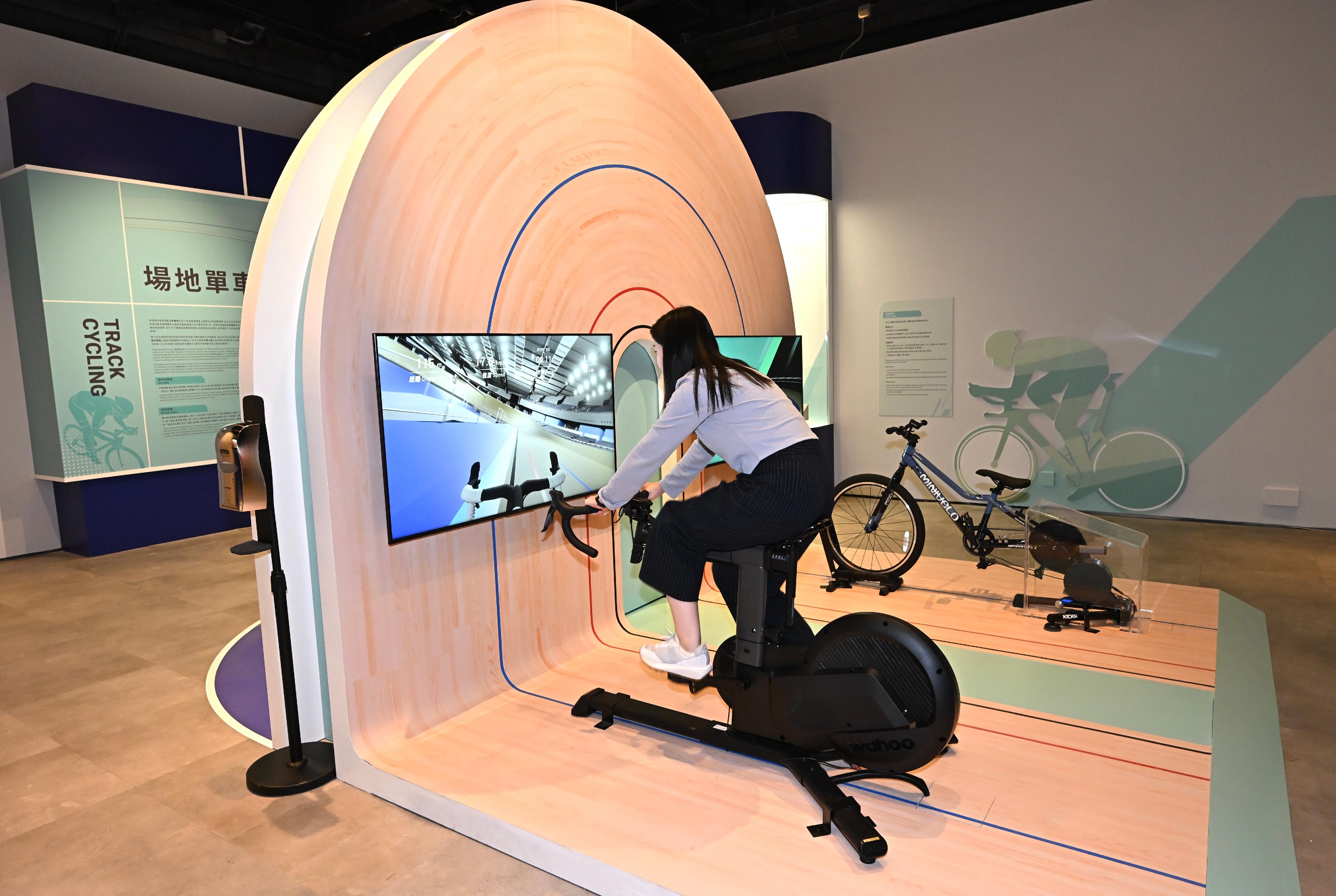 In support of the 2025 National Games, the Hong Kong Science Museum will launch the "Bank of China (Hong Kong) Presents: National Development and Achievements Series - Approaching Perfection: The Intersection of Sports and Science" exhibition from tomorrow (October 24) to February 25 next year. Photo shows the interactive exhibit "Pedal Power". Visitors can simulate cycling in a velodrome, experiencing the training and competition process of athletes while discovering the distinctive design of the venue.
