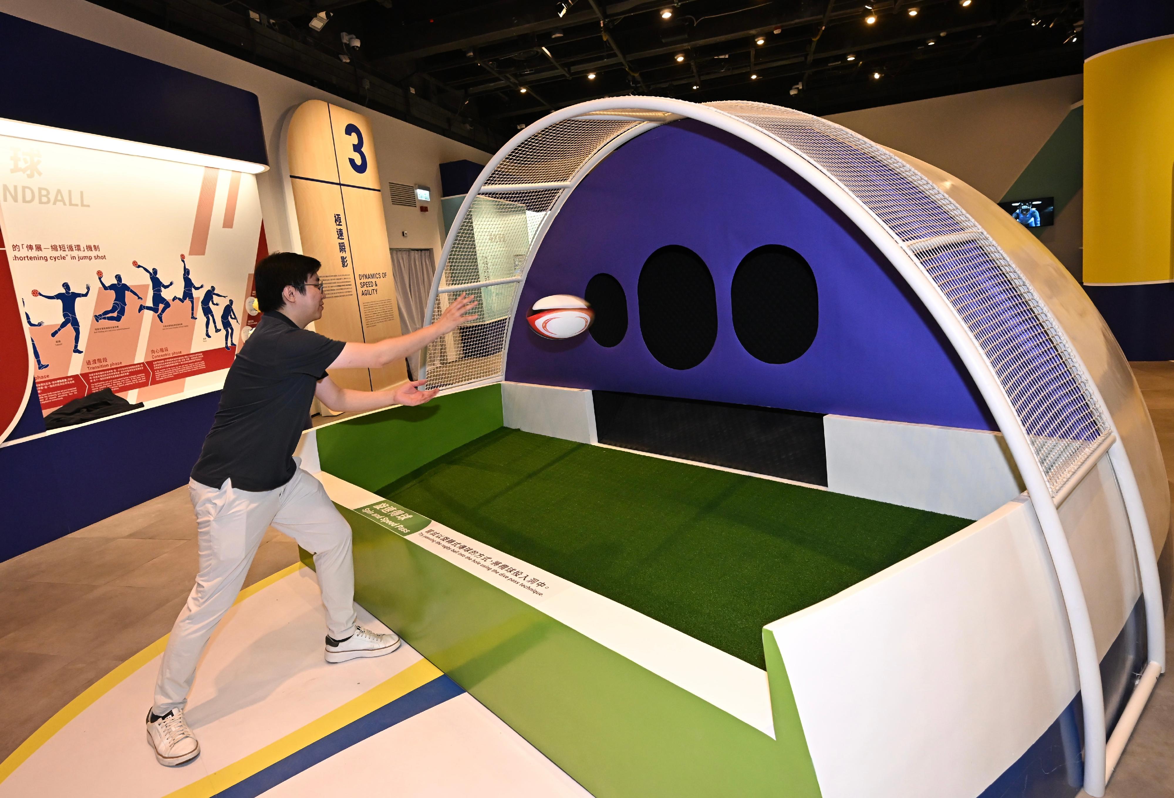 In support of the 2025 National Games, the Hong Kong Science Museum will launch the "Bank of China (Hong Kong) Presents: National Development and Achievements Series - Approaching Perfection: The Intersection of Sports and Science" exhibition from tomorrow (October 24) to February 25 next year. Photo shows the interactive exhibit "Spin and Speed Pass". Visitors can try the dive pass commonly used in rugby, learn the physics behind spinning and stability, and experience how to produce the optimal spin effect by adjusting the hand movement and force. 