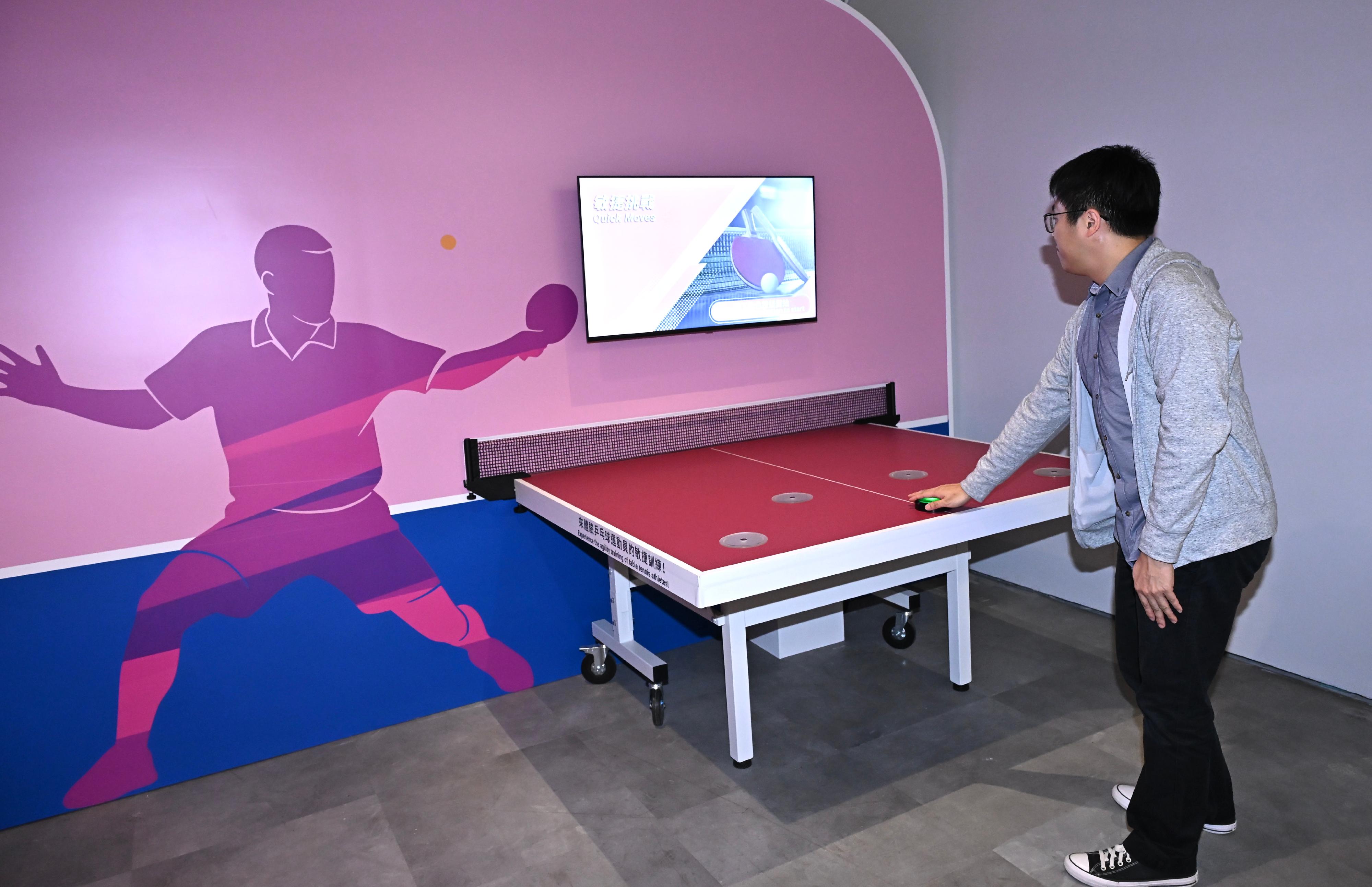 In support of the 2025 National Games, the Hong Kong Science Museum will launch the "Bank of China (Hong Kong) Presents: National Development and Achievements Series - Approaching Perfection: The Intersection of Sports and Science" exhibition from tomorrow (October 24) to February 25 next year. Photo shows the interactive exhibit "Quick Moves". Visitors can track rapidly changing sensor signals with their palm and experience the techniques that table tennis athletes use to train their reaction abilities.
